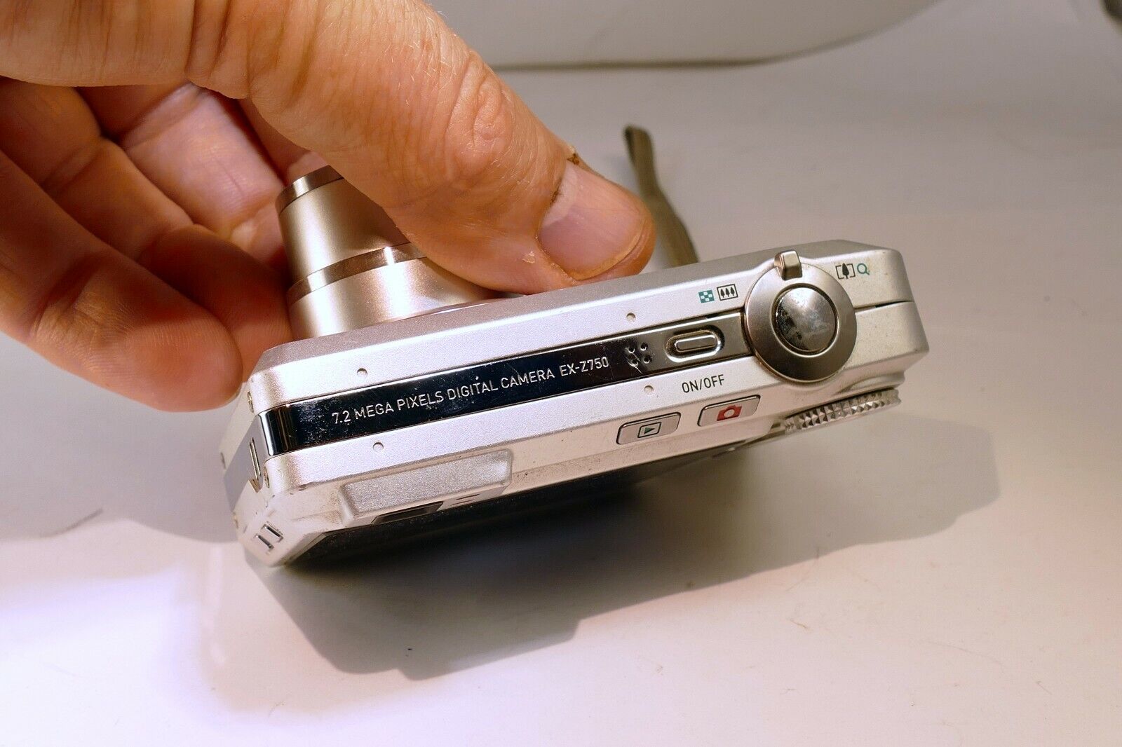 Casio EXILIM ZOOM EX-Z750 7.2MP Digital Camera - Broken LCD screen AS IS parts