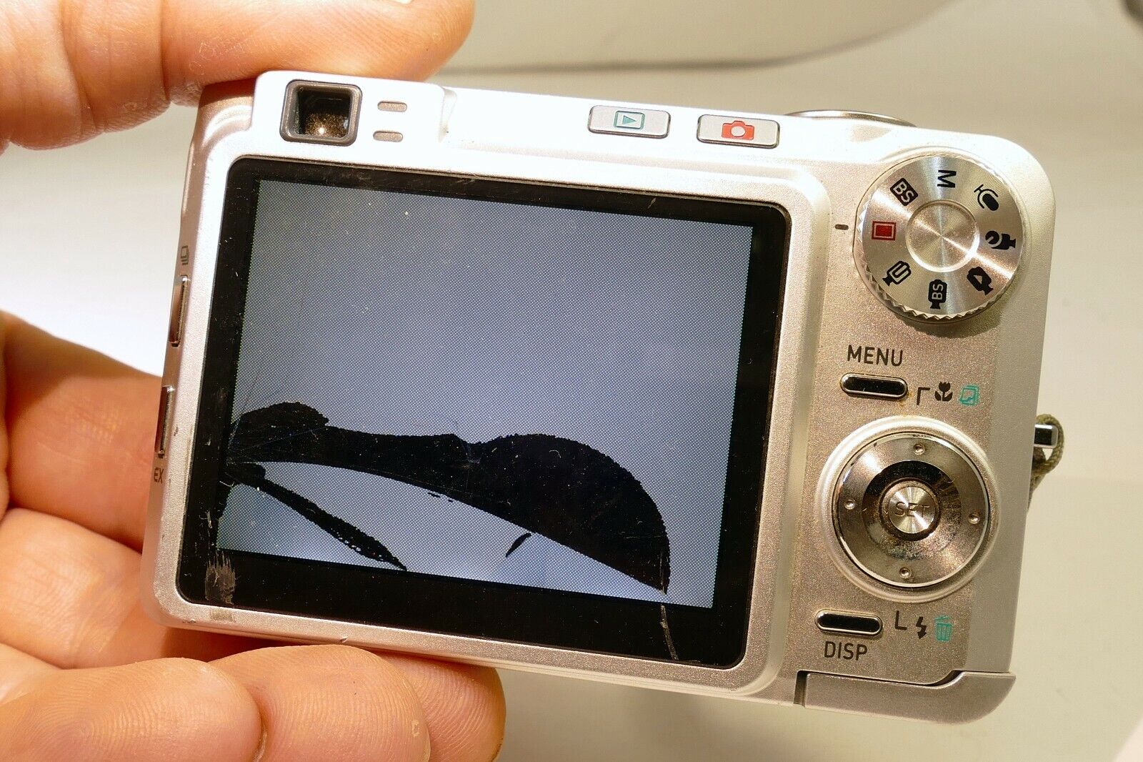 Casio EXILIM ZOOM EX-Z750 7.2MP Digital Camera - Broken LCD screen AS IS parts
