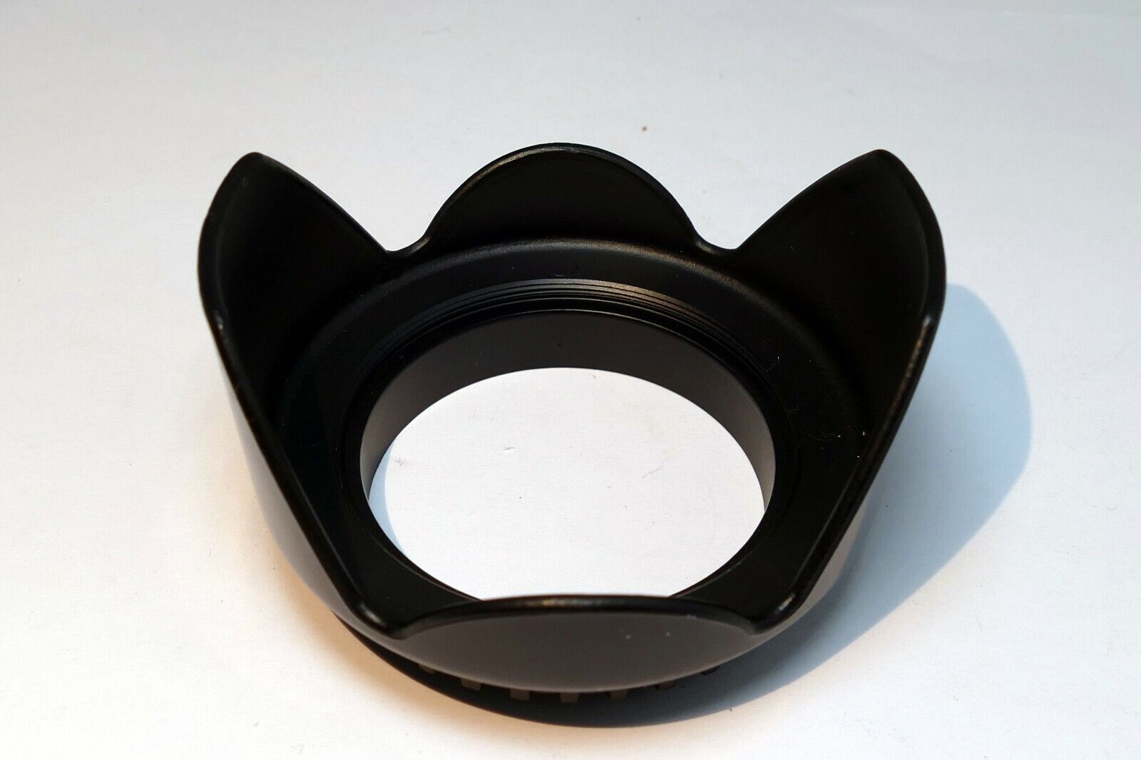 52mm Petal Shaped Plastic Lens Hood screw in type for 18-55mm zoom kit
