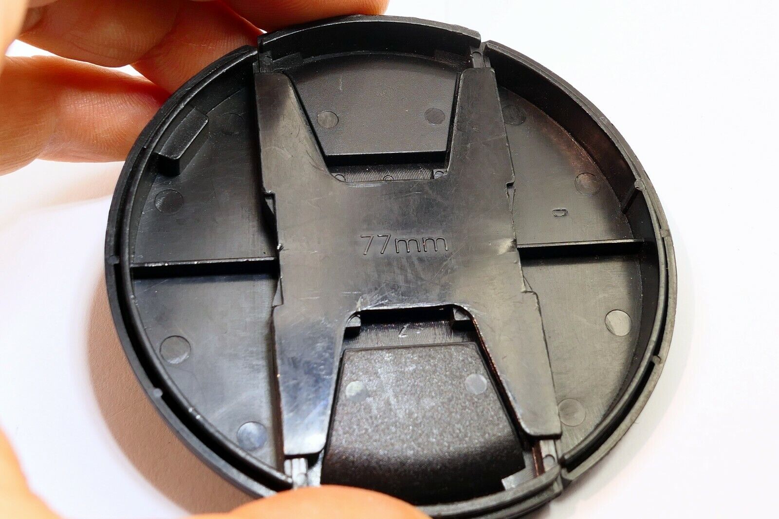 77mm Front Lens Cap             - CENTER PINCH       -