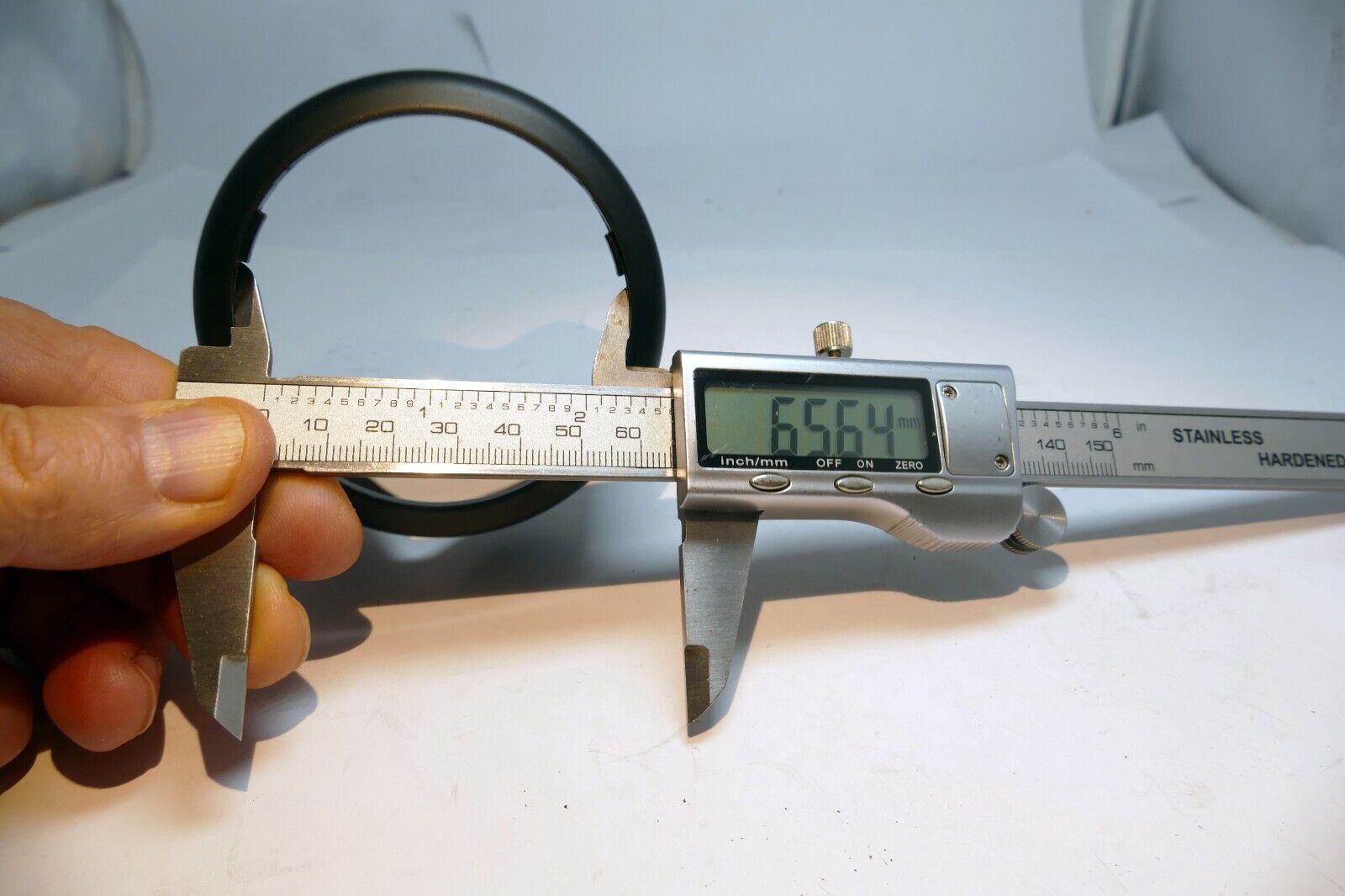 58mm Twist on type  Lens Hood Shade ( 65mm ID)