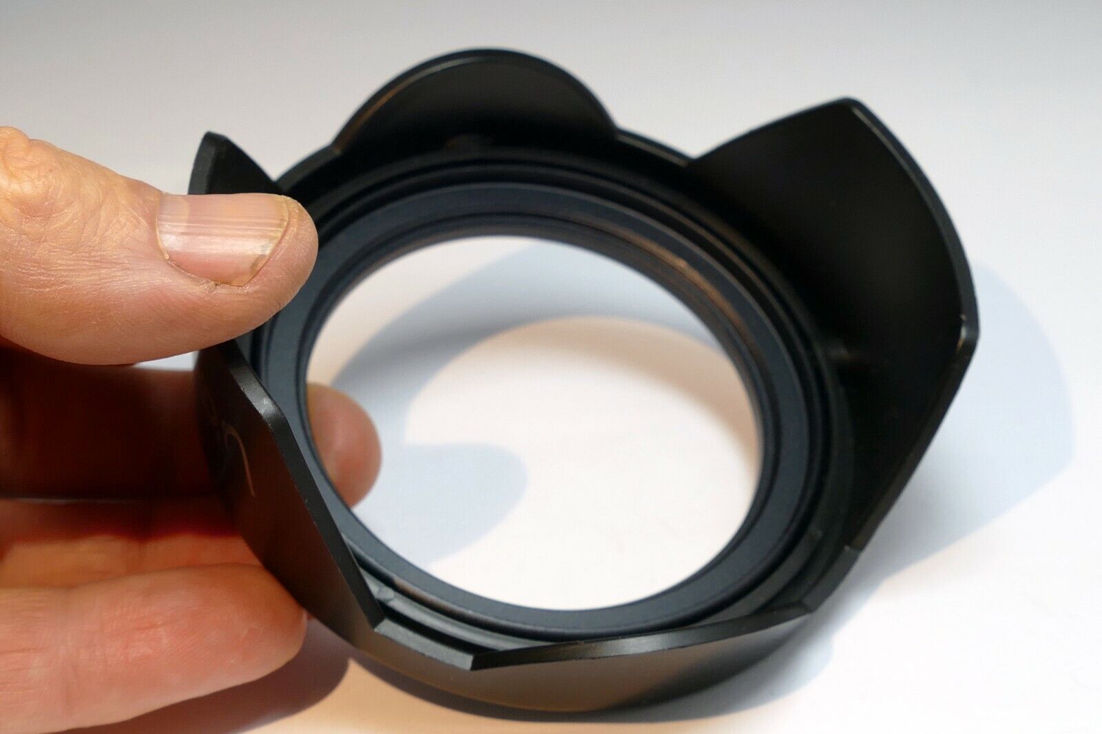 67mm Plastic Lens Hood Shade screw in double threaded Petal for 18-200mm VR