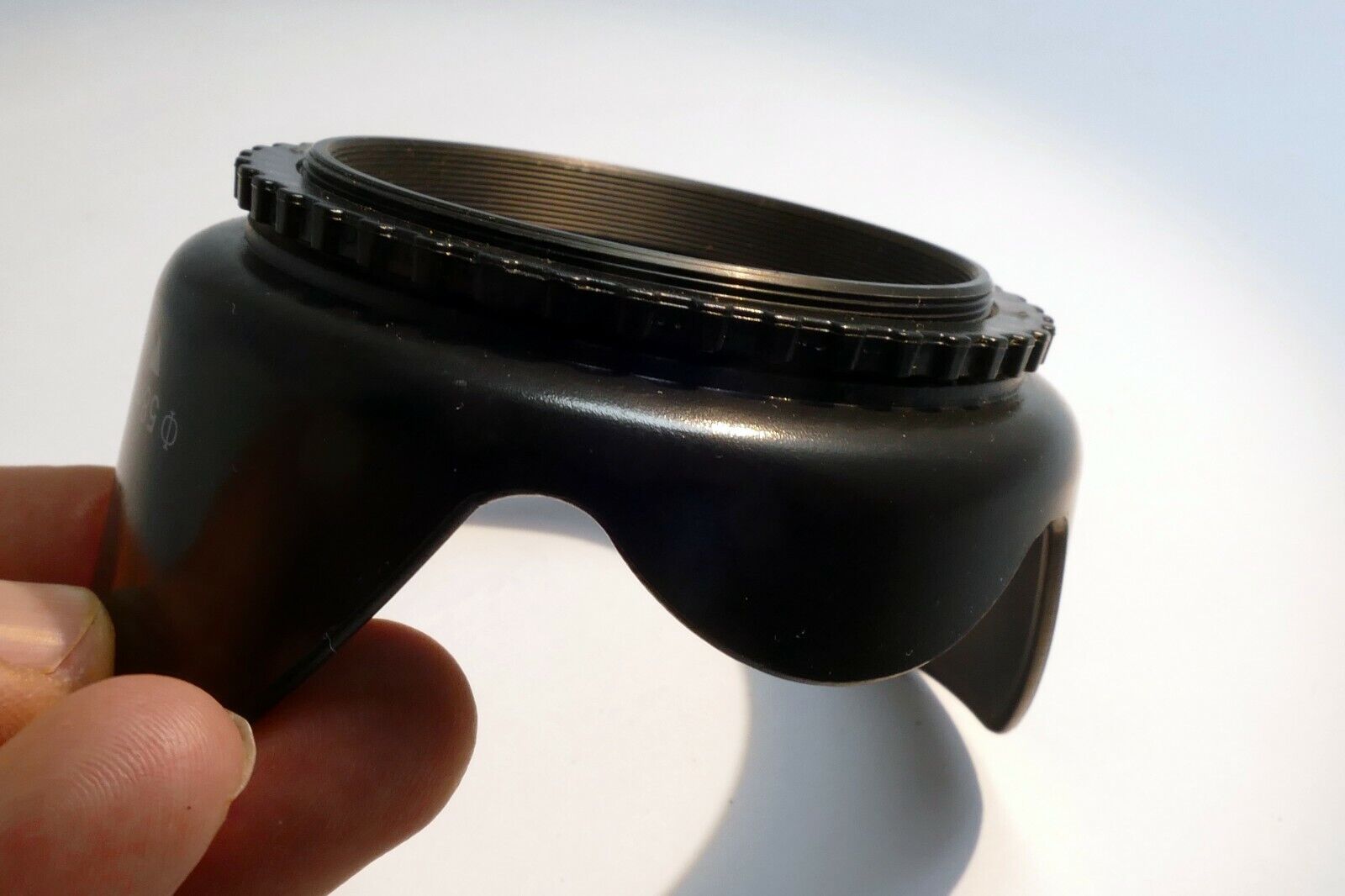 Plastic Petal shaped 58mm Lens hood Shade screw in type for 18-55mm IS