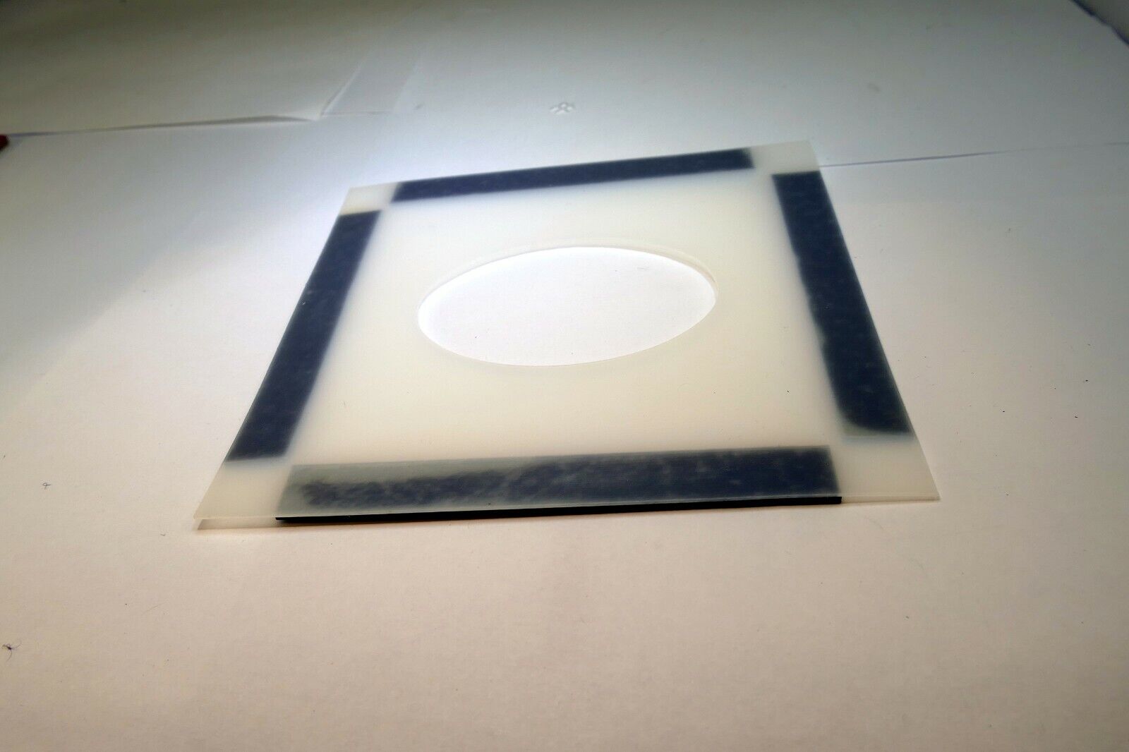 Lindahl Vignette White Mask 5X5" square 2.5" Large Oval with magnetic frame