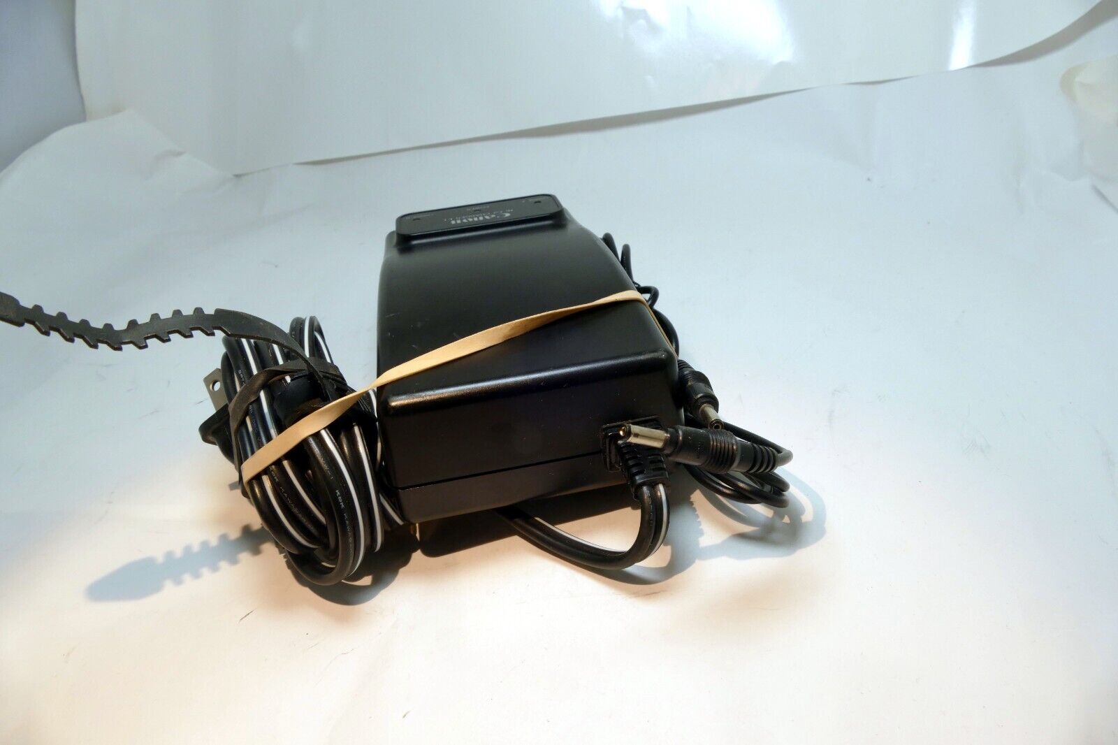 Canon Ni-Cd battery Charger E1   Genuine  OEM vintage