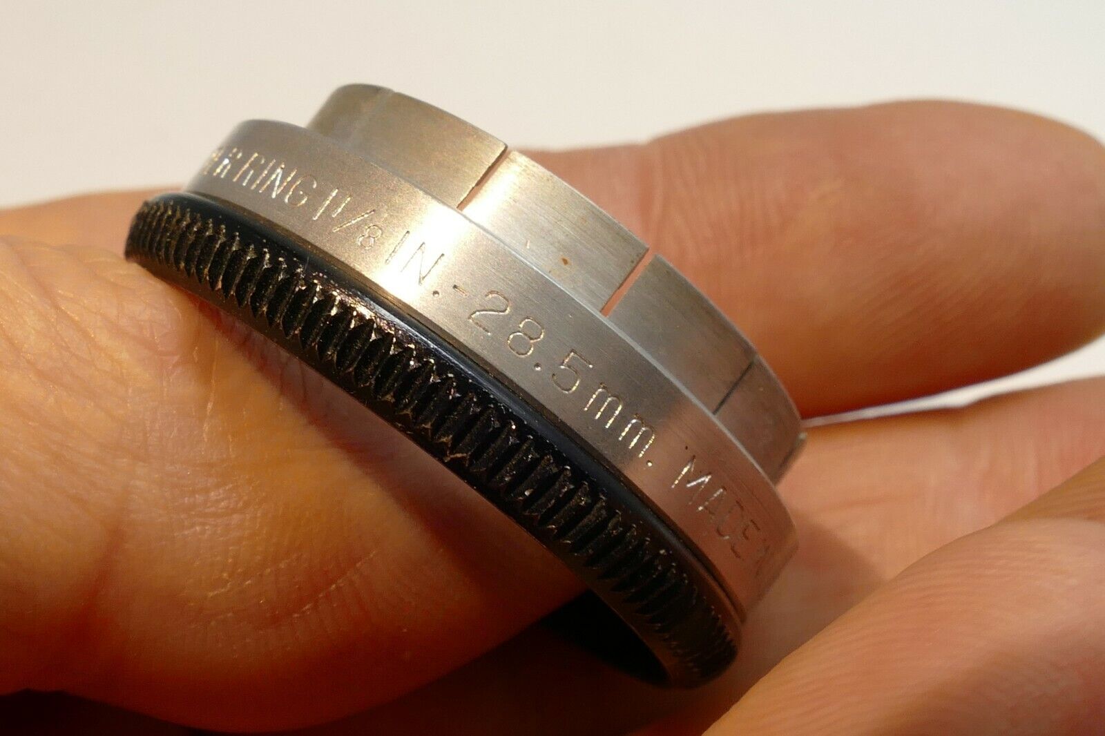 28.5mm to 33.3mm (screw in) to series 5 V double threaded filter holder 1 5/16"