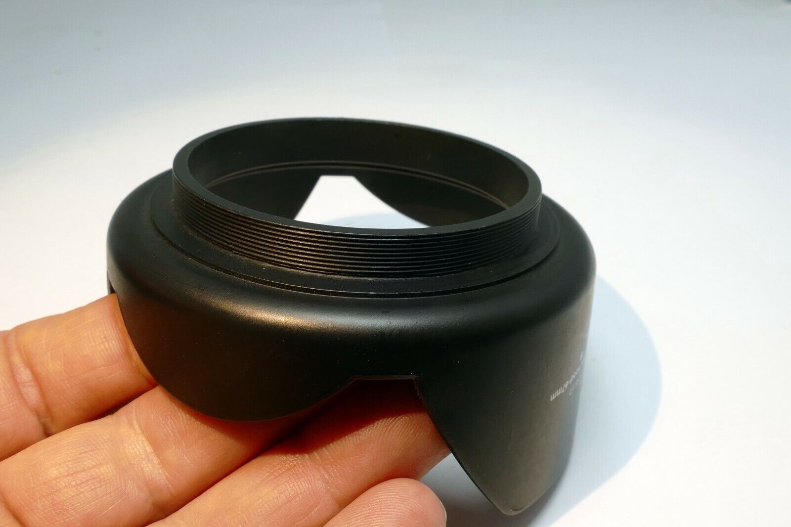 67mm Plastic Lens Hood Shade threaded screw in type petal shape digital