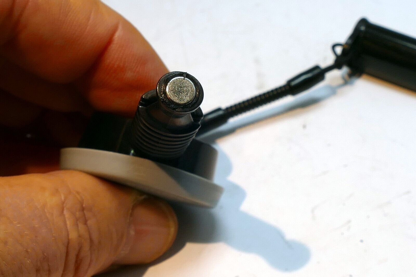 Lensbaby Lens aperture disc removal tool with magnet / case plastic