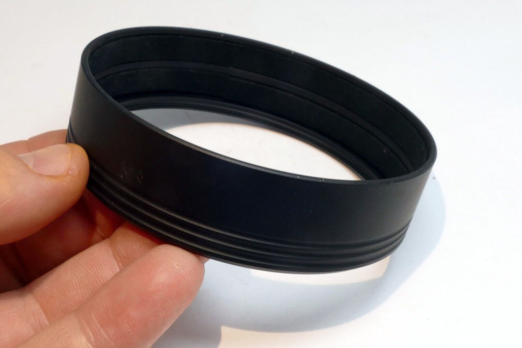 Shade Lens Hood adapter with 82mm threads in the front