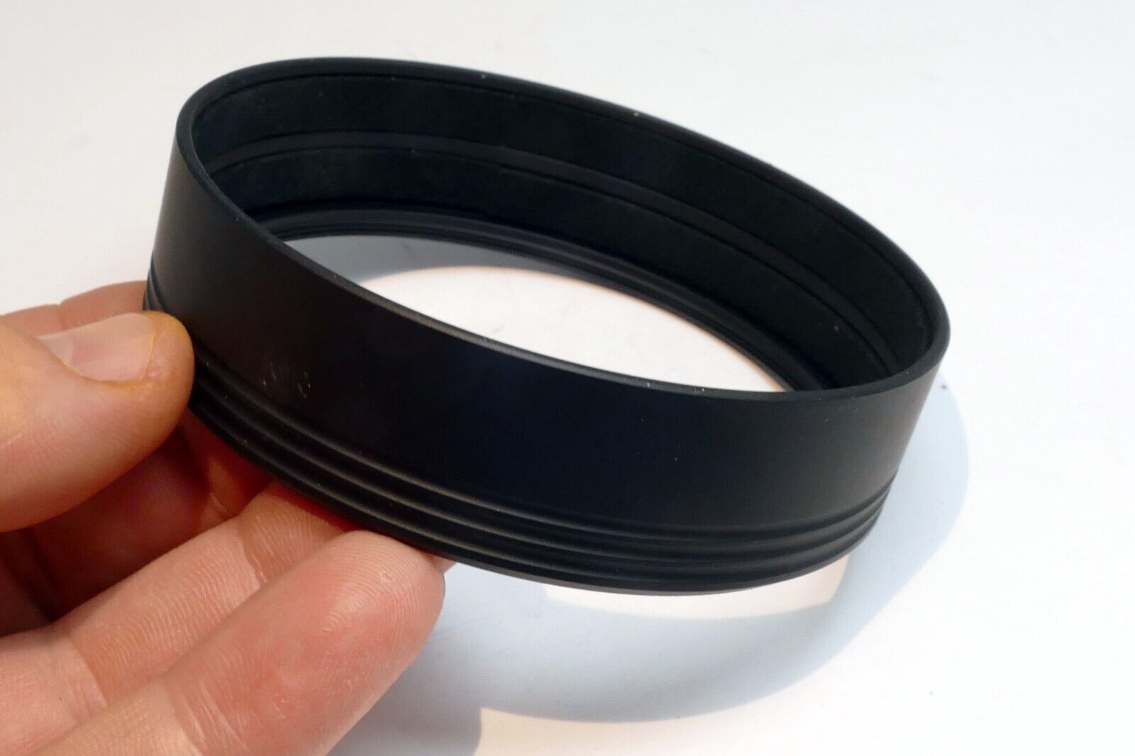 Shade Lens Hood adapter with 82mm threads in the front