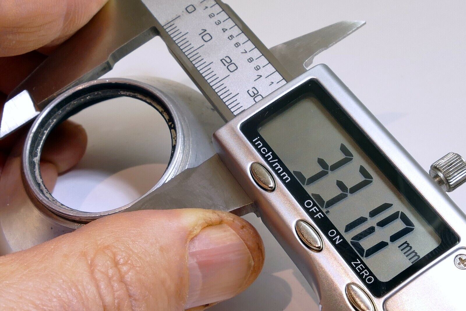 Chess-United 33mm series 5 V Metal Lens Hood Shade screw in for 33.3mm wide angl