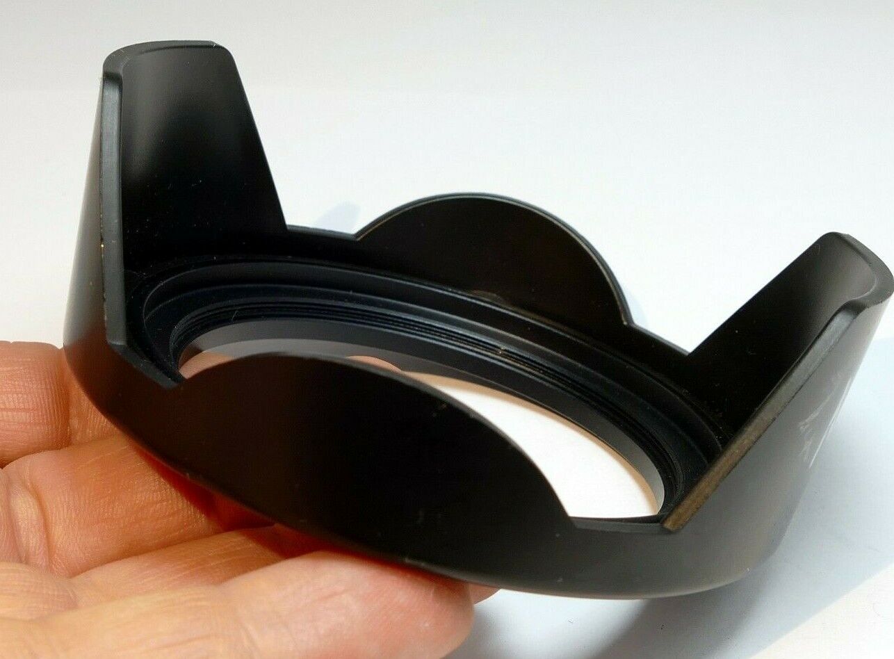 67mm Plastic Lens Hood Shade screw in double threaded Petal for 18-200mm VR