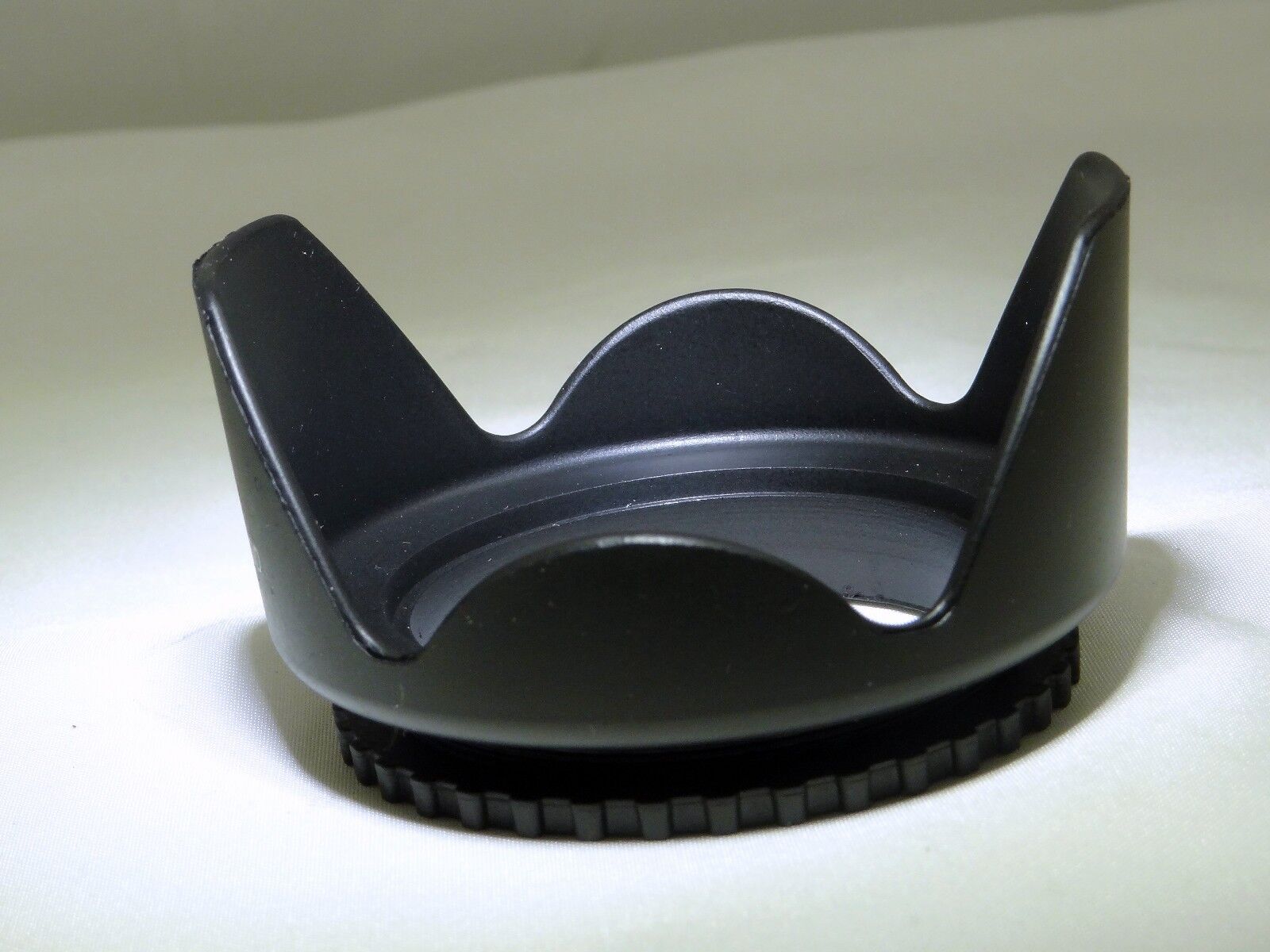 Plastic Petal Φ 52mm Lens Hood Shade Screw in 18-55mm lenses VR