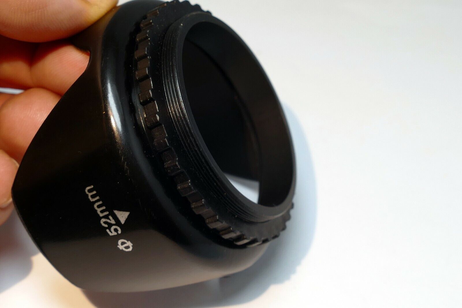 52mm Petal Shaped Plastic Lens Hood screw in type for 18-55mm zoom kit