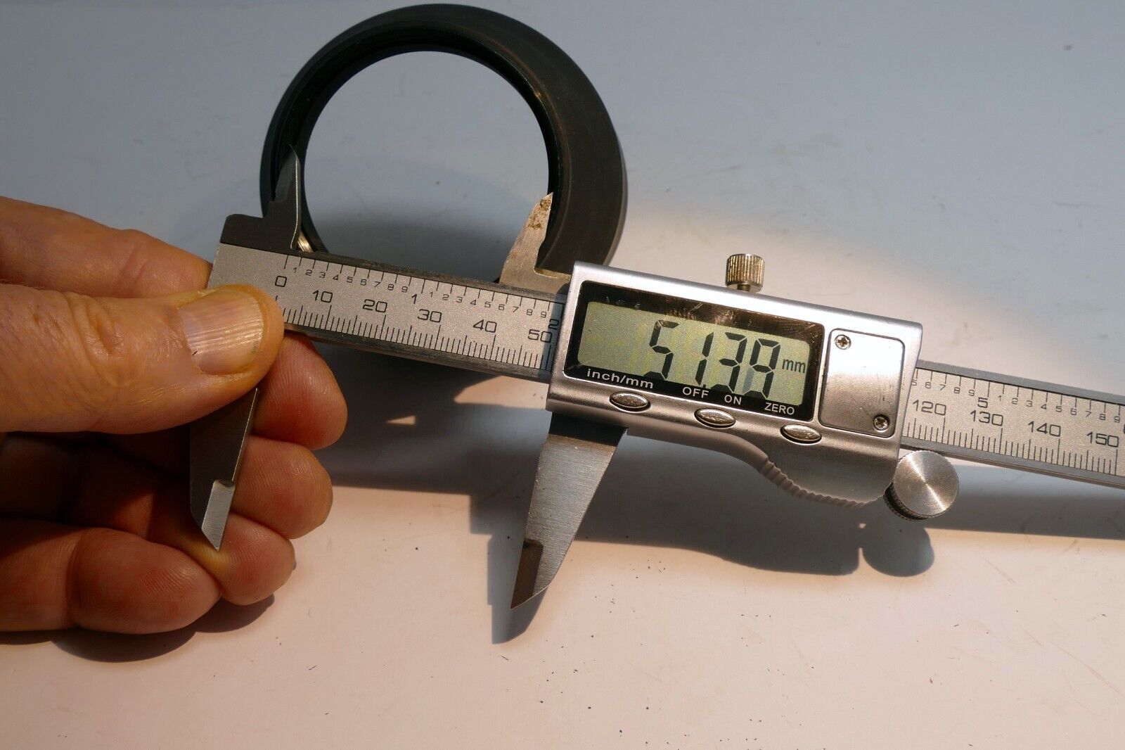 52 mm  Lens Hood Shade threaded with female threads screw in