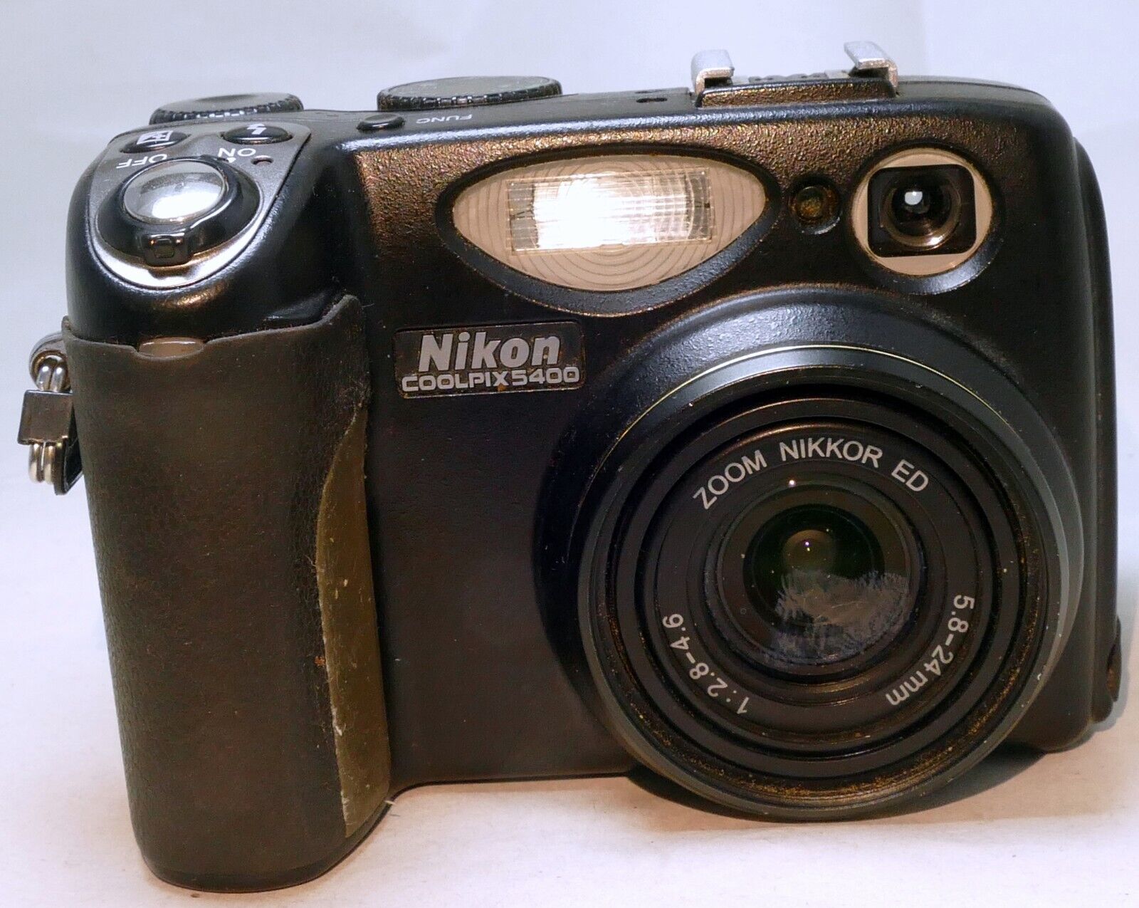 Nikon COOLPIX 5400 Digital 5.1MP Digital Camera Battery Included U284