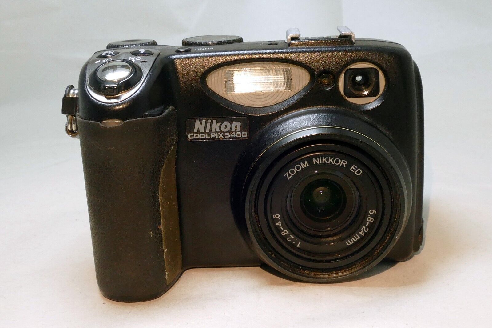 Nikon COOLPIX 5400 Digital 5.1MP Digital Camera Battery Included U284