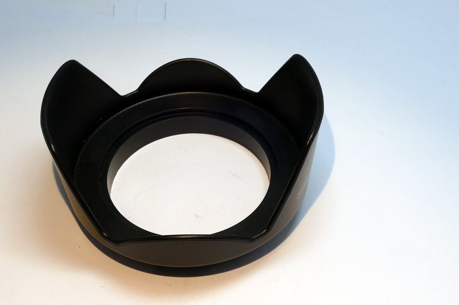 62mm  Lens hood shade plastic Tulip petal shaped  threaded screw in