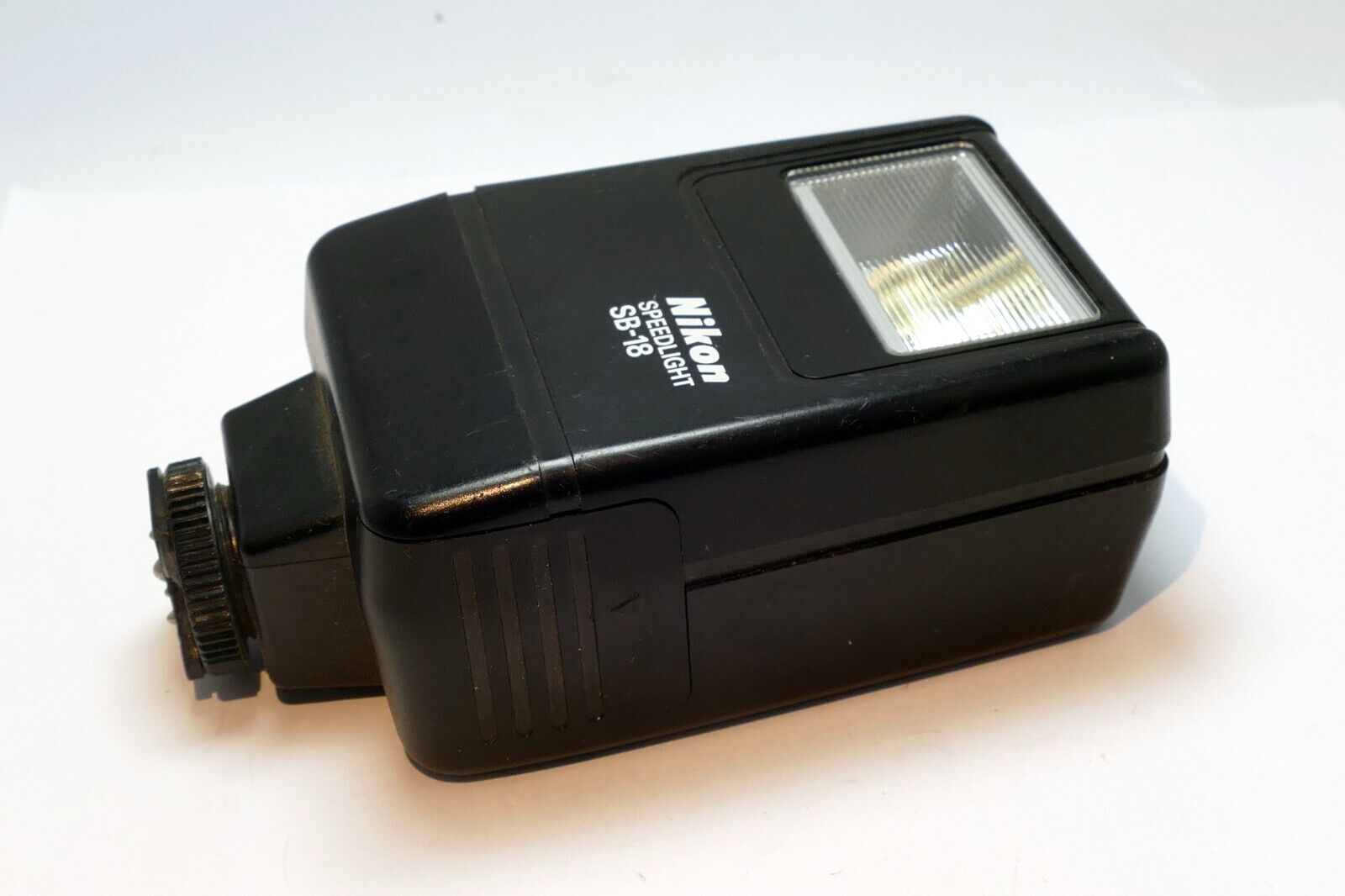 Nikon SB-18 Flash speedlight with damaged shoe - still works