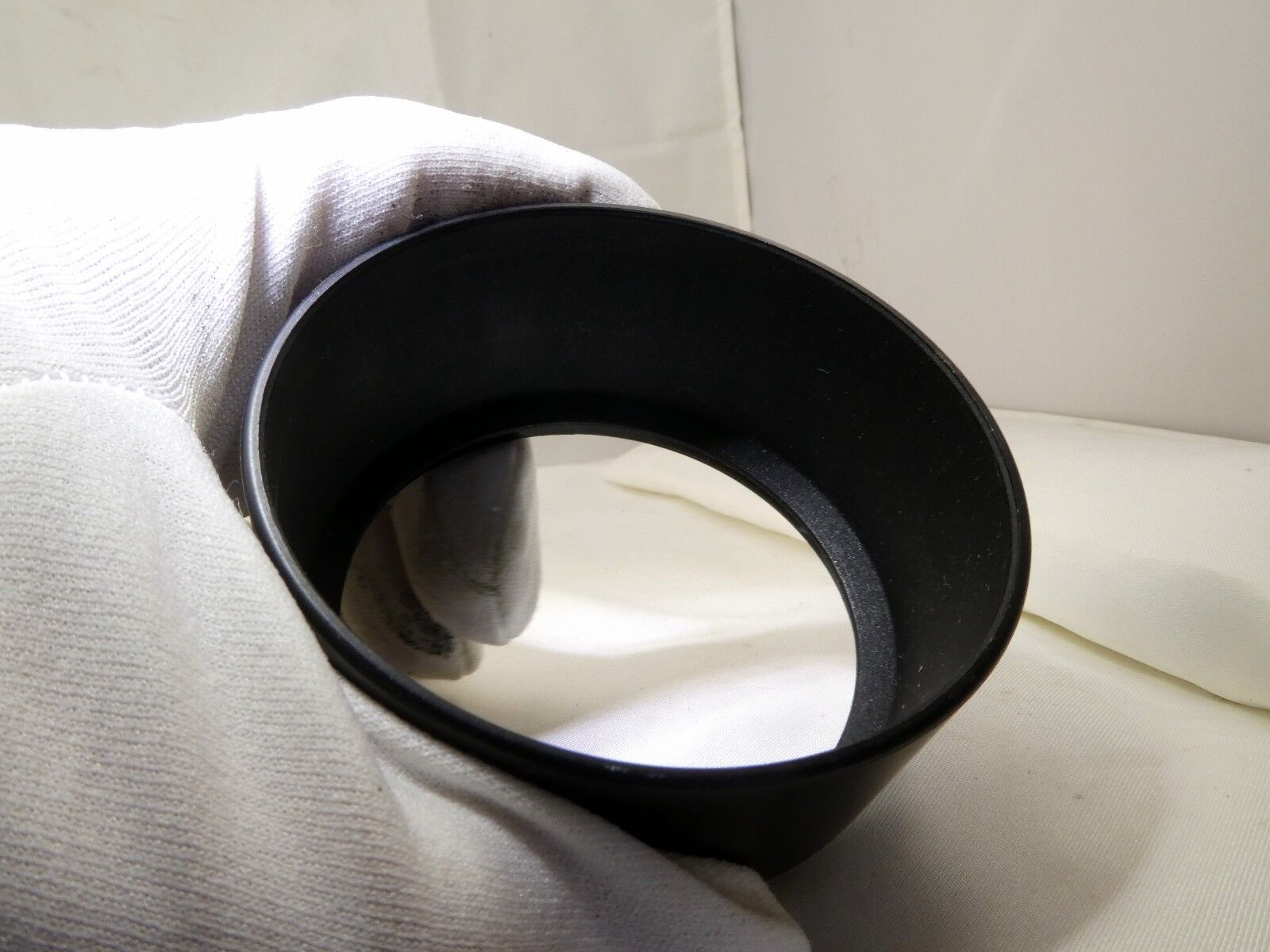 Lens Hood for lens 58mm rim  twist on type