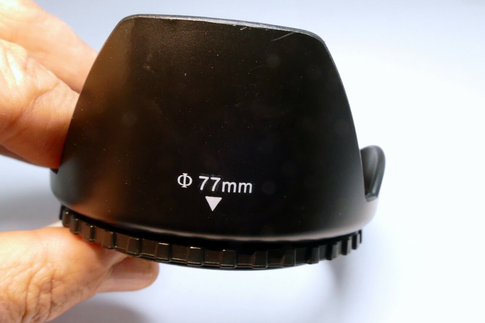 77mm plastic petal Lens Hood Shade threaded screw in type