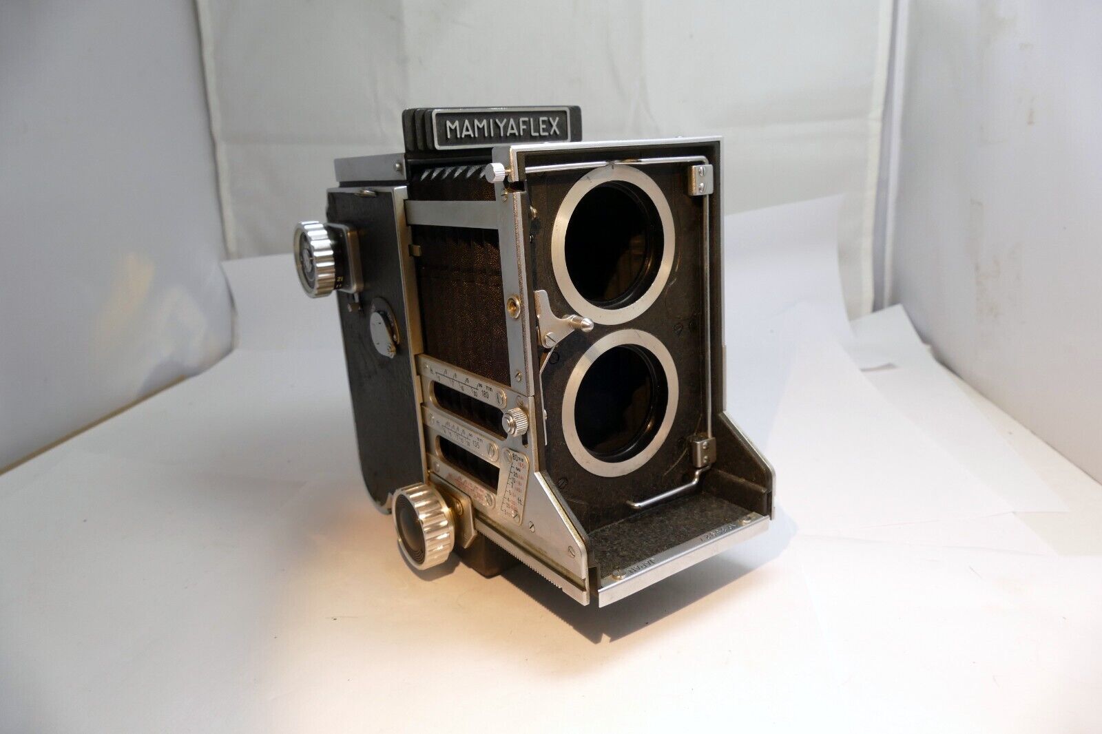 MAMIYA Mamiyaflex Professional TLR Film Camera Body - missing film back plate
