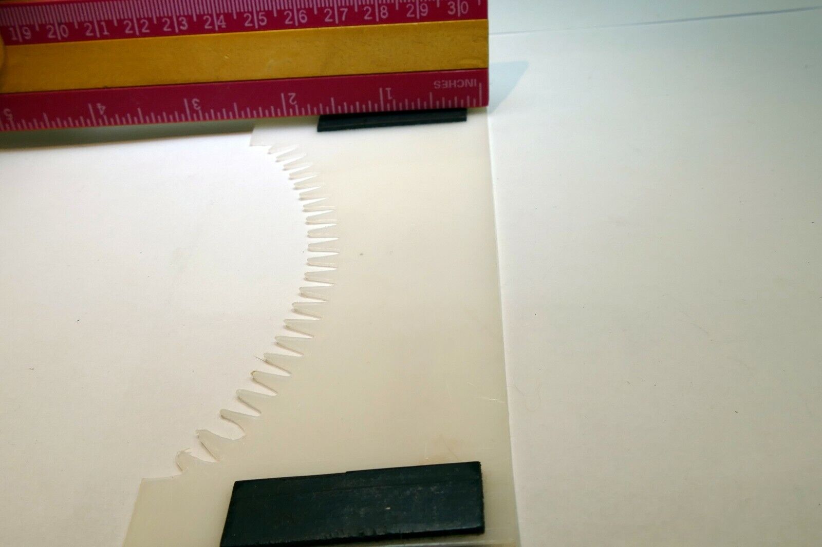 Lindahl Vignette White Mask 2.5X5" Serrated Bottom Arc magnetic frame