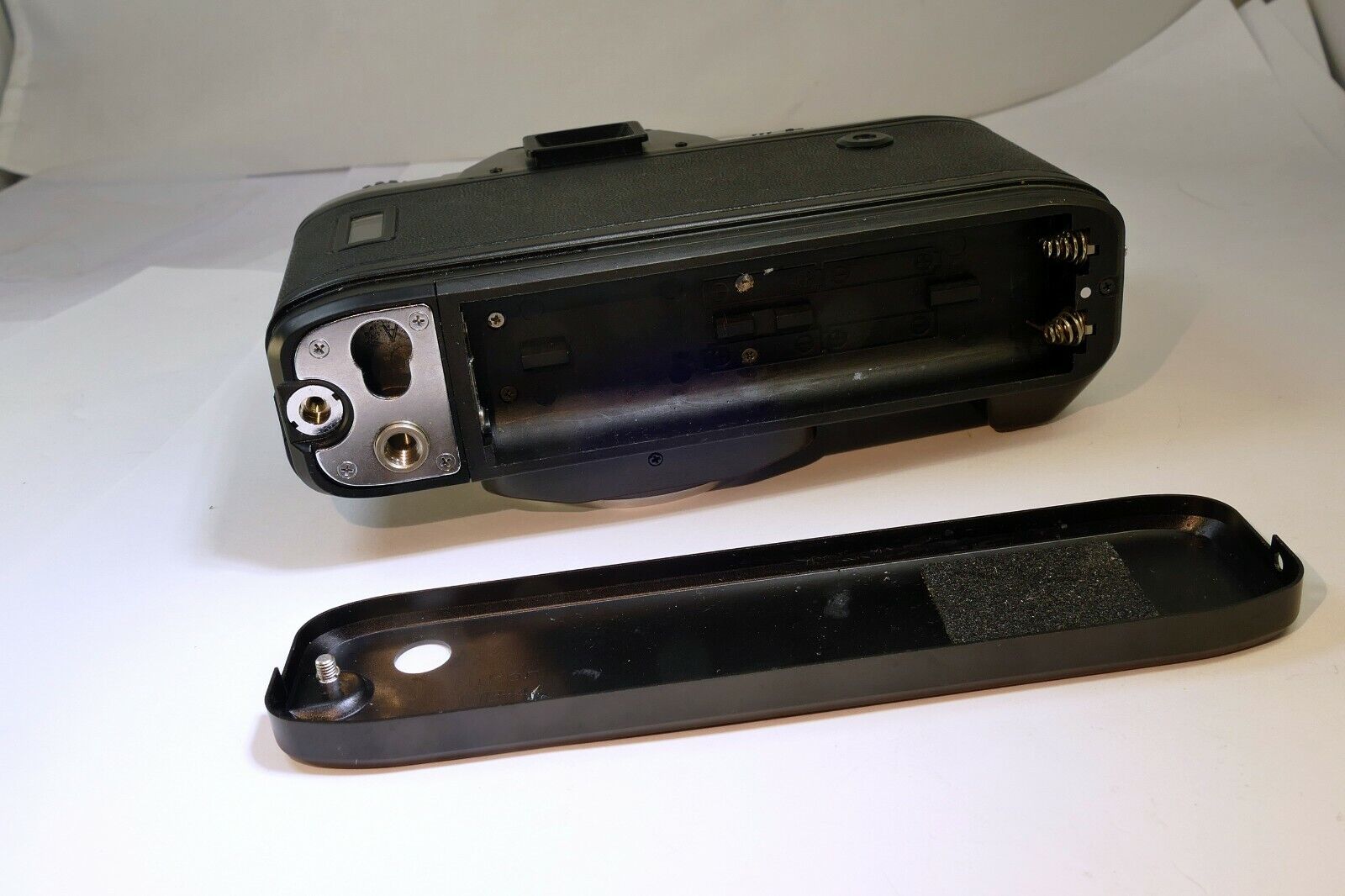 Nikon N2000 Manual Focus camera body (for parts does not work AS IS )