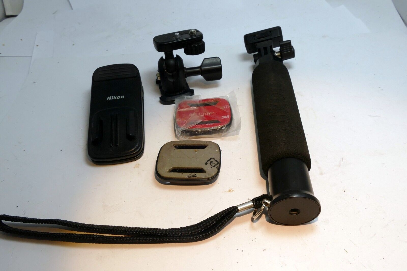 Nikon AA-10 messenger Case w/ Mount Camera Clip w tripod head selfie stick