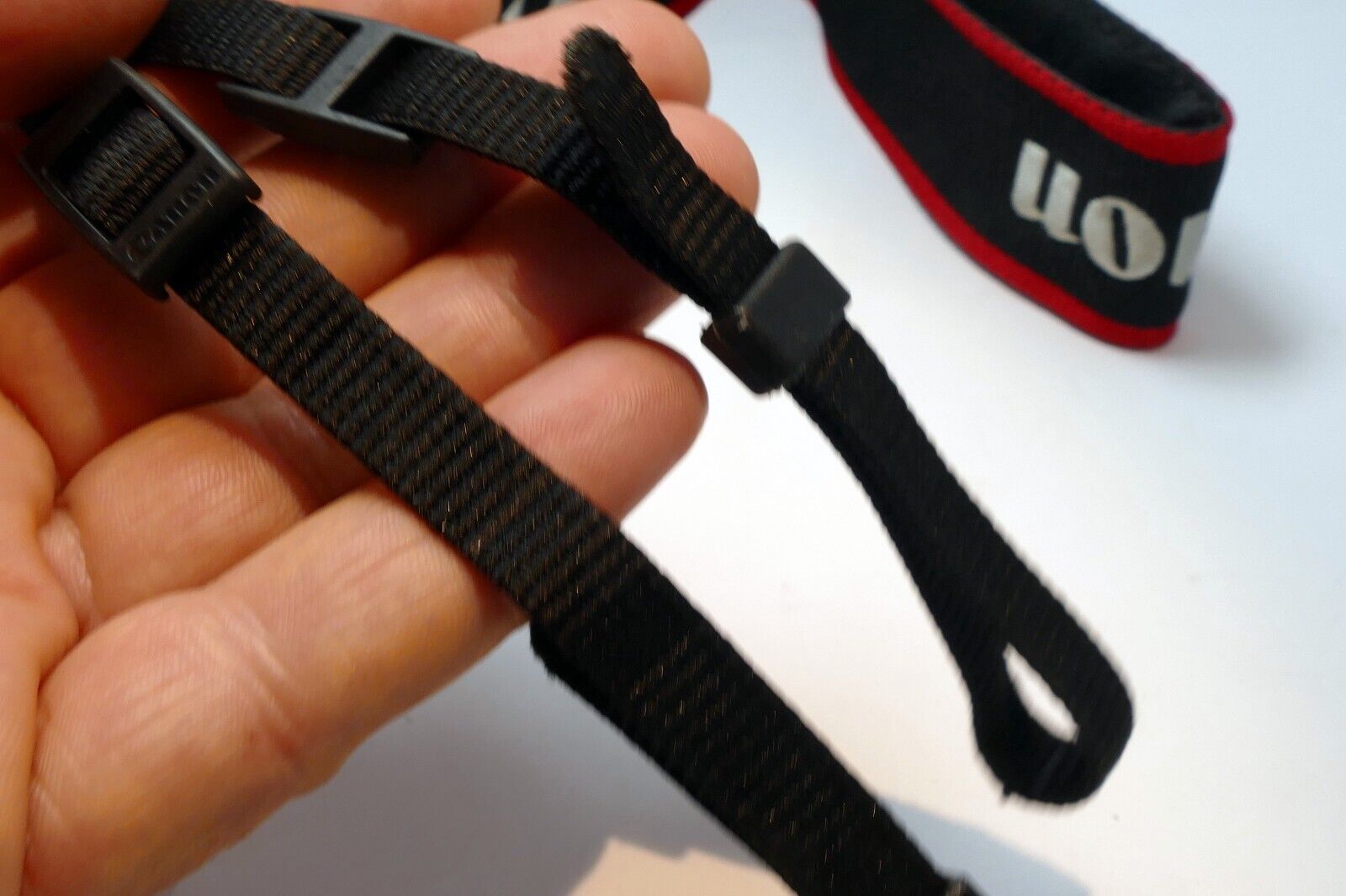 Canon EOS 5D Mark II Camera Shoulder Neck Strap Black-Red  -  Genuine OEM - MINT