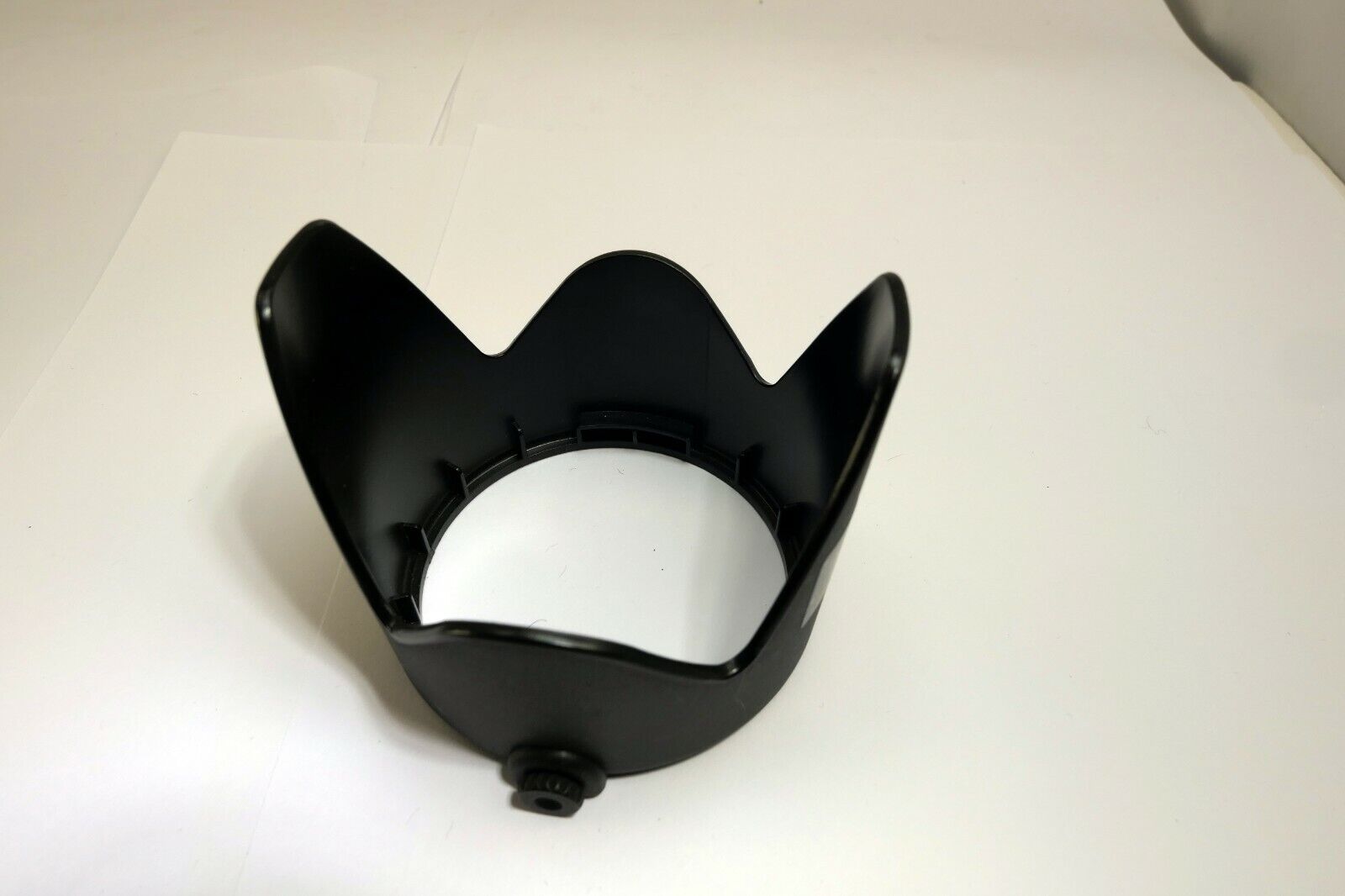 Lens Hood Shade 57mm ID unknown brand twist on type Telephoto