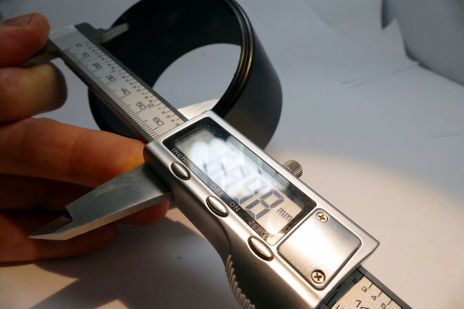 69.5mm ID Petal Shaped Plastic Lens Hood  Telephoto 70-300mm