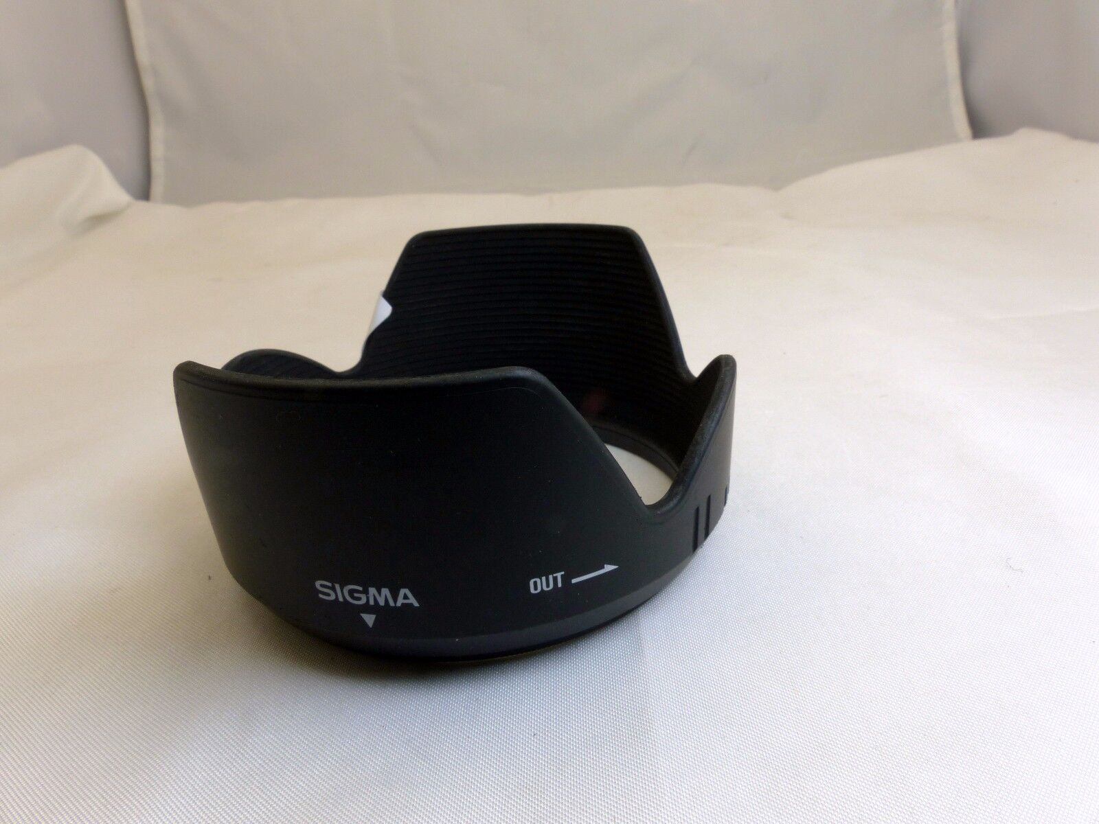 Sigma LH 680-01 for 18-200mm 24-70mm 18-125mm (62mm rim)  twist on type