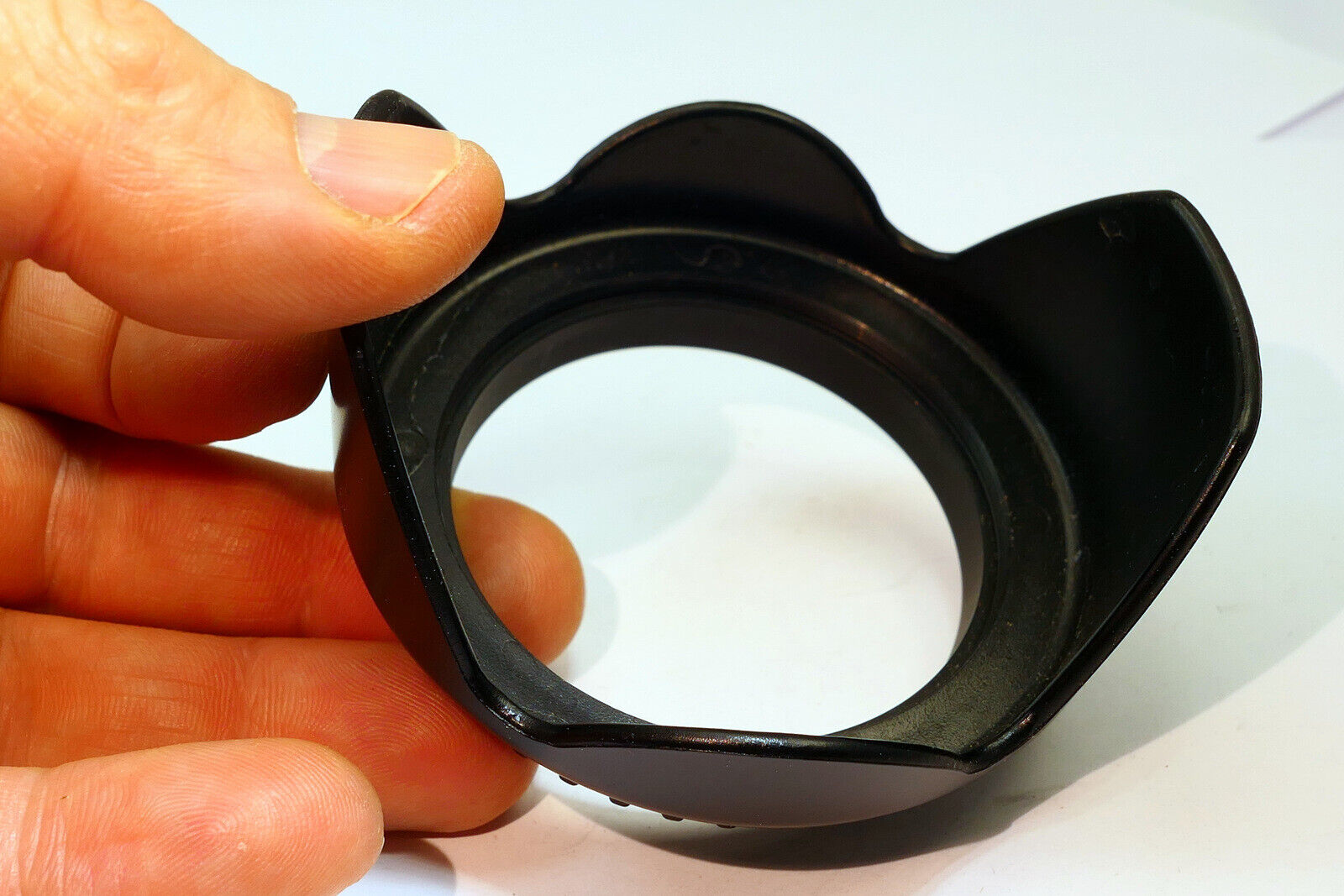 58mm Lens Hood Shade screw in plastic Flower petal shaped