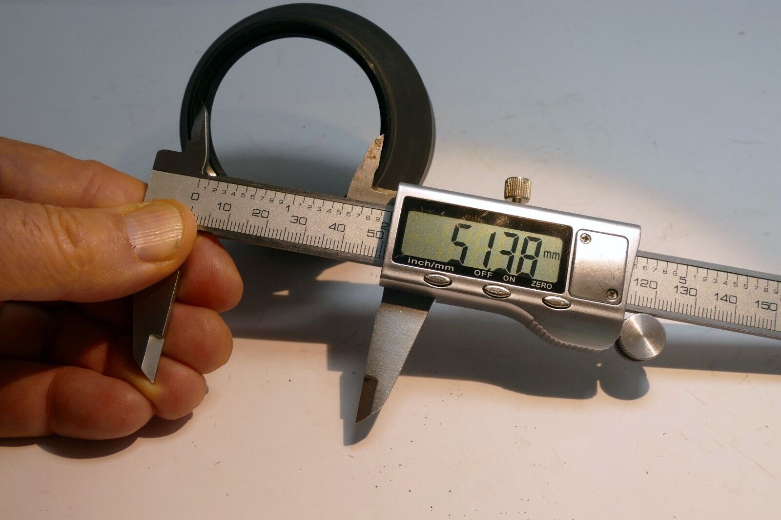 52 mm  Lens Hood Shade threaded with female threads screw in