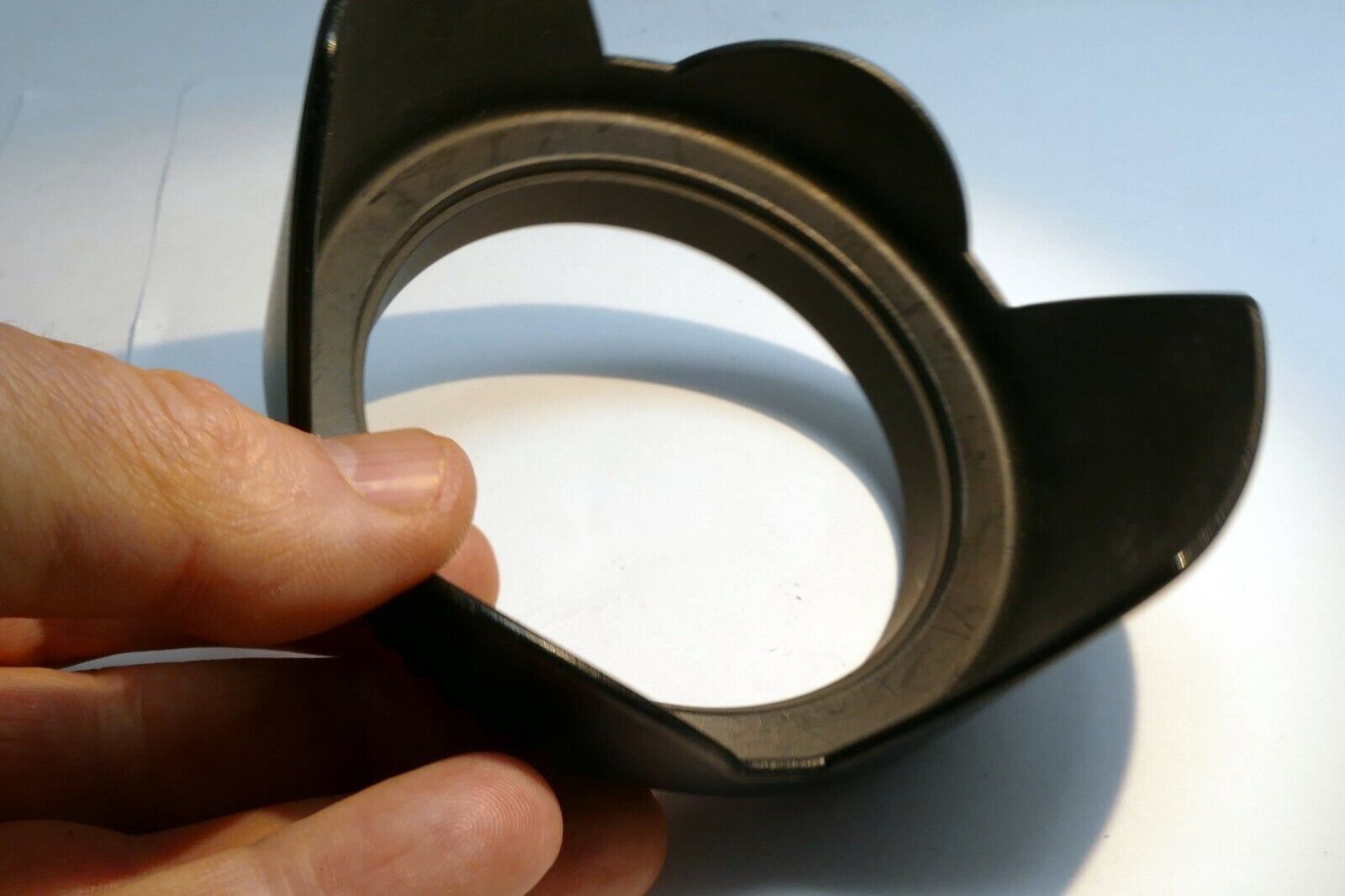 77mm Lens hood Shade screw in type for sturdy for 18-200mm