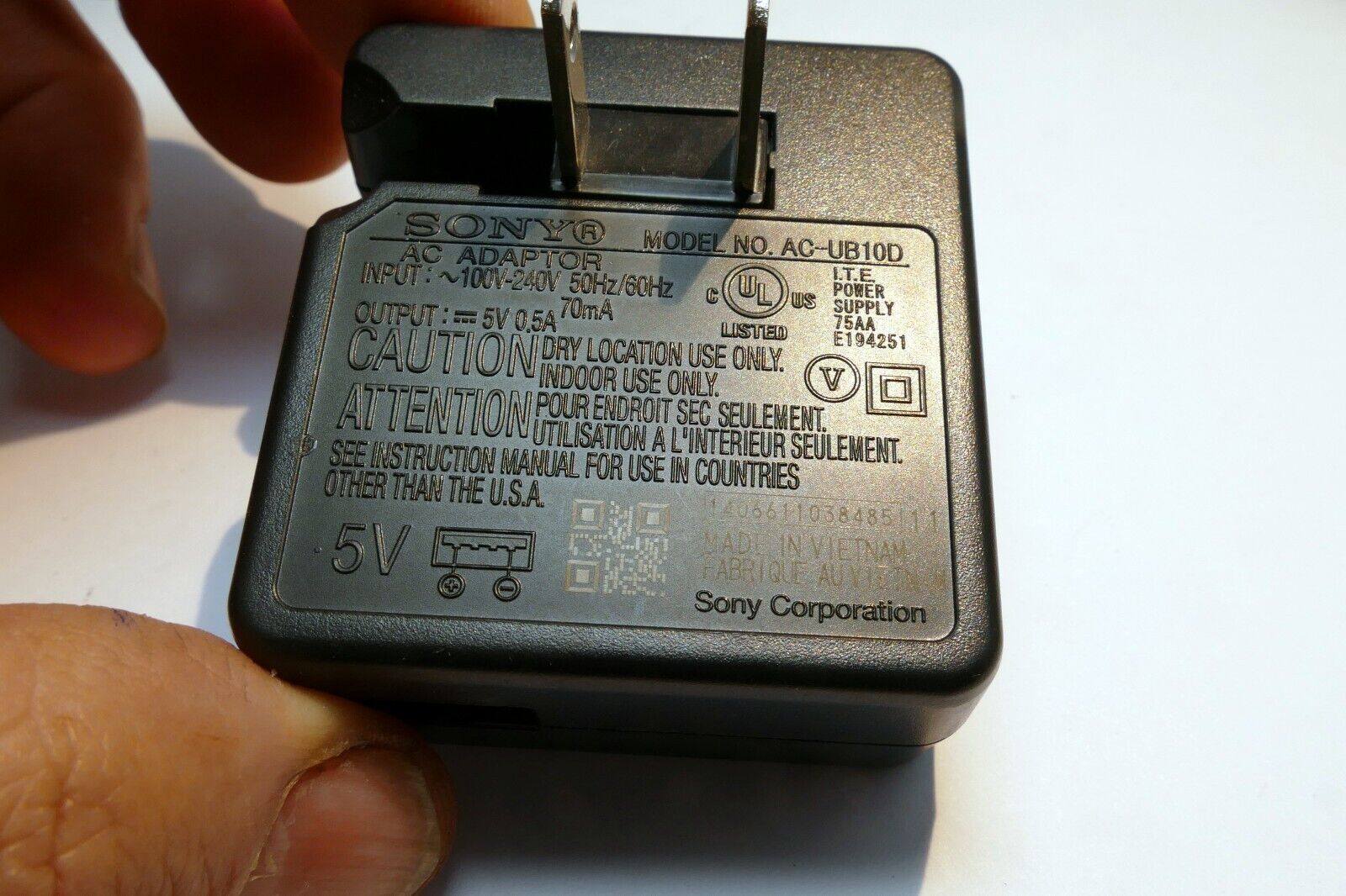 Sony AC-UB10D AC USB battery charger adapter for Cybershot (missing USB C cable)