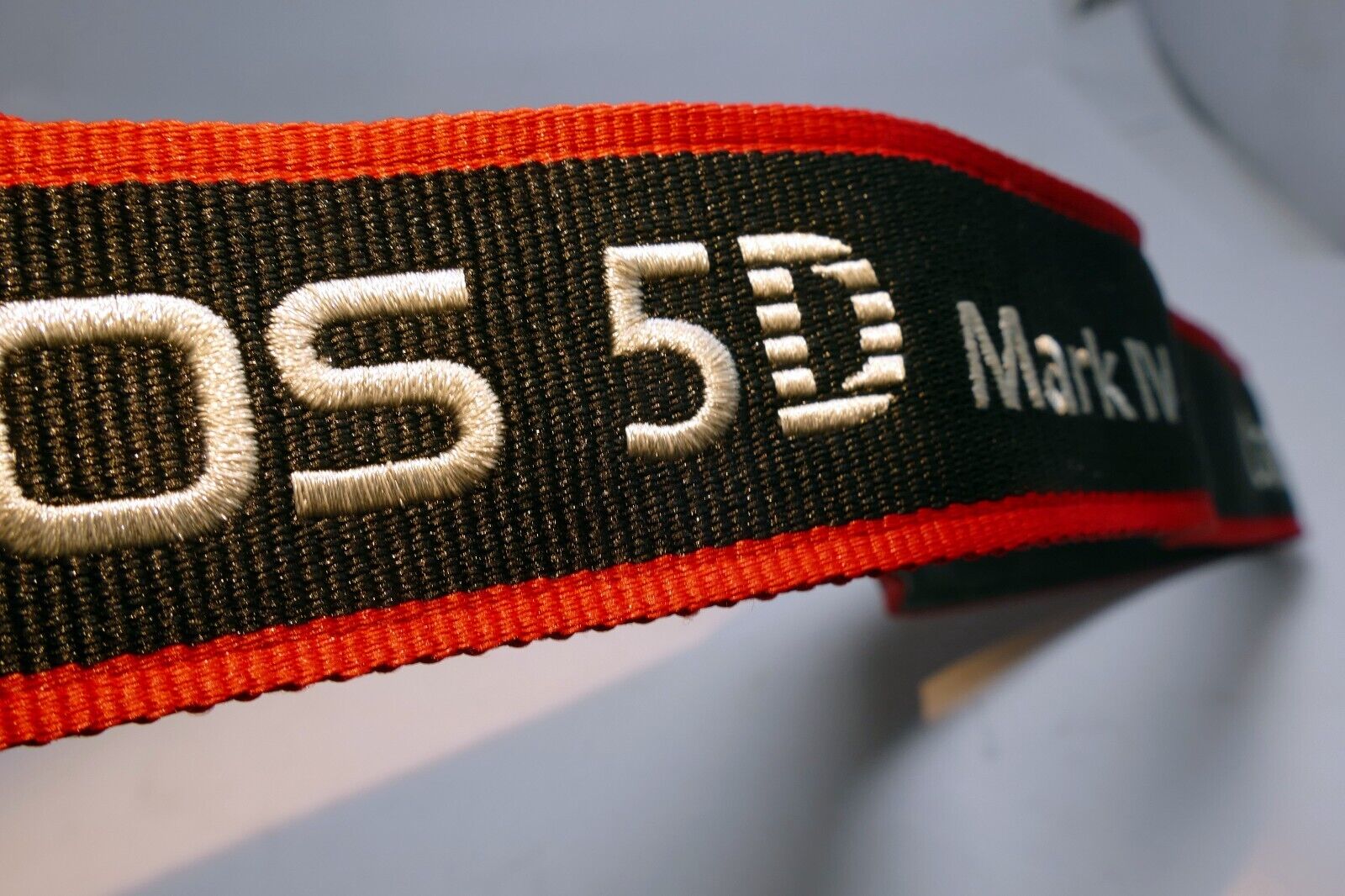 Canon EOS 5D Mark IV Digital Camera Neck Shoulder Strap Black-Red - Genuine OEM