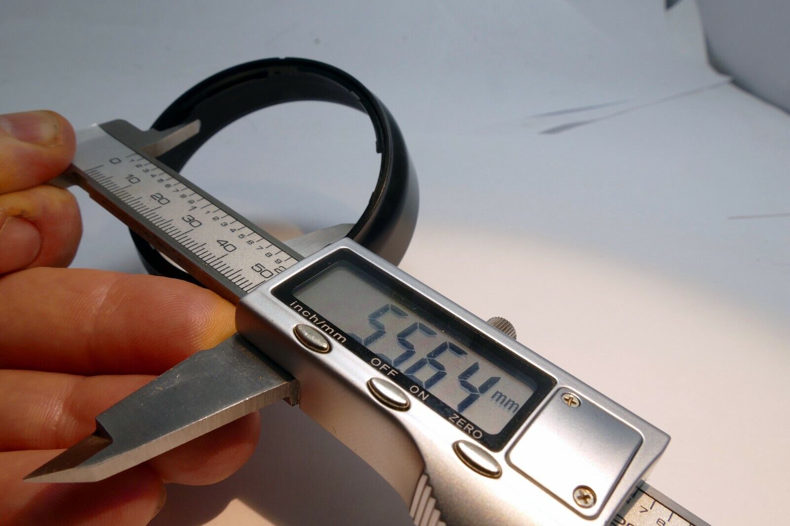 57.5mm ID Lens Hood Shade twist on type (unknown model)