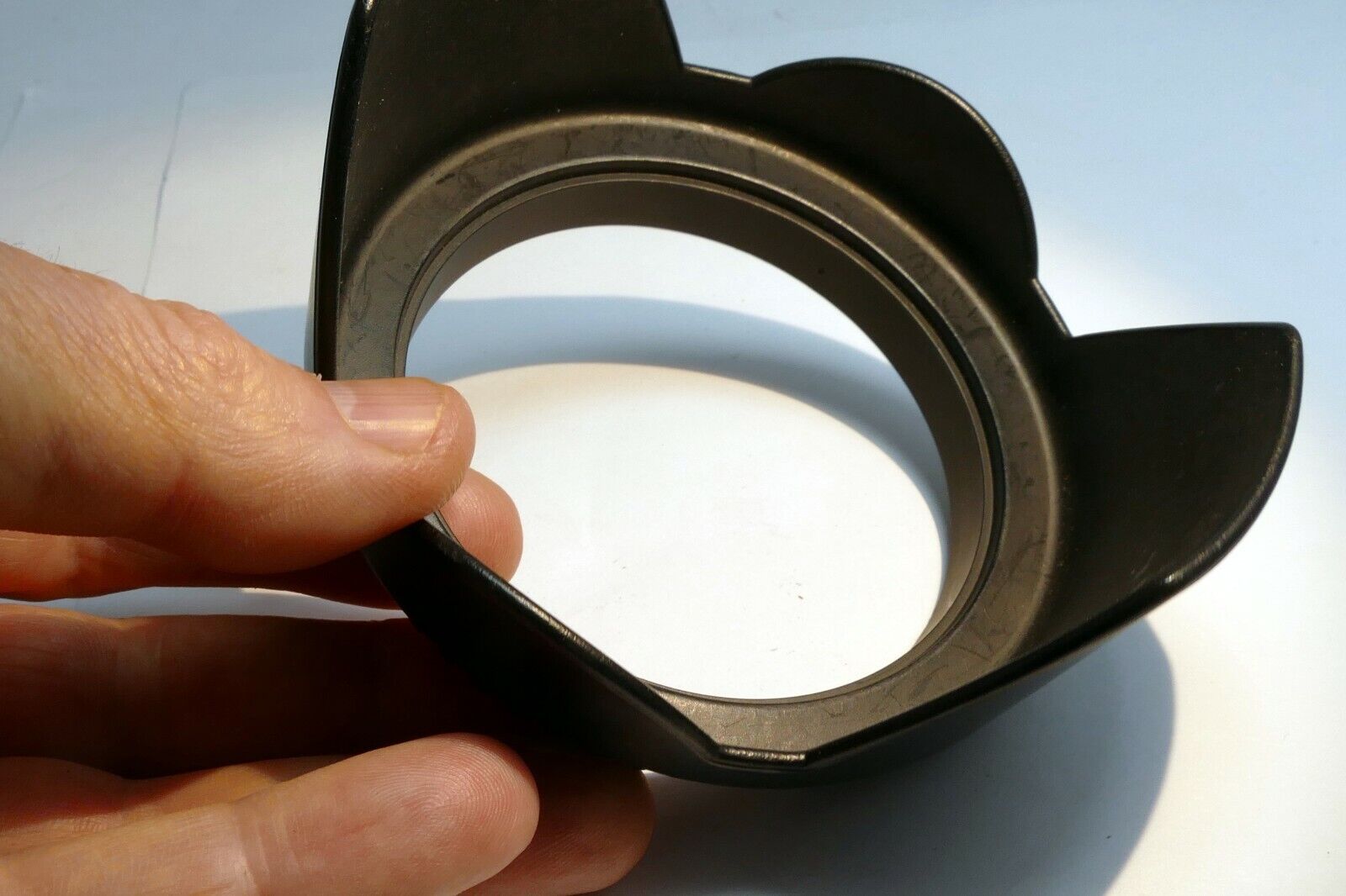 77mm Lens hood Shade screw in type for sturdy for 18-200mm