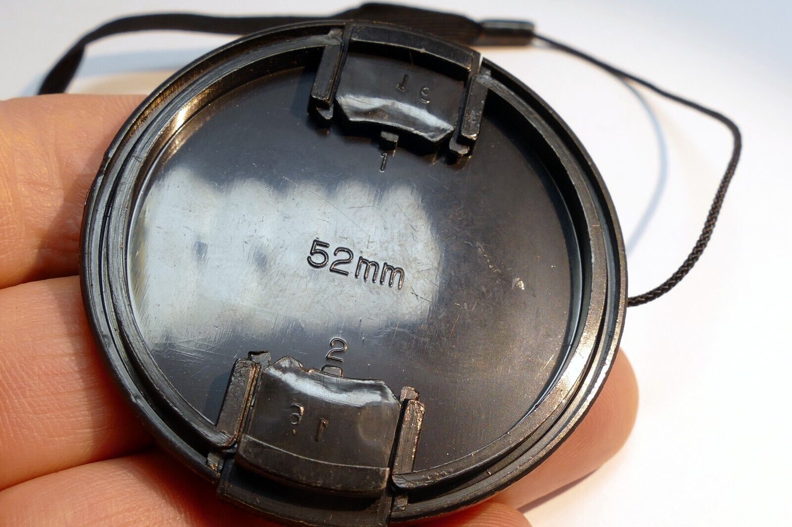 Beston 52mm snap on type Lens Front Cap w/ string for 80-205mm