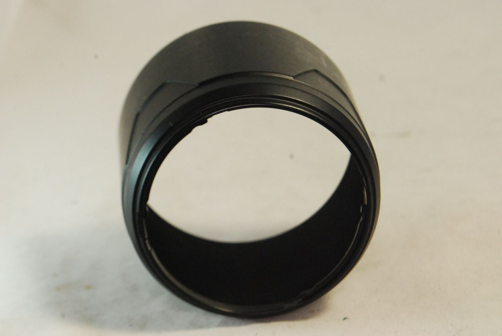 Black plastic Lens Hood 60mm Twist on Bayonet type Unknown brand S3108008