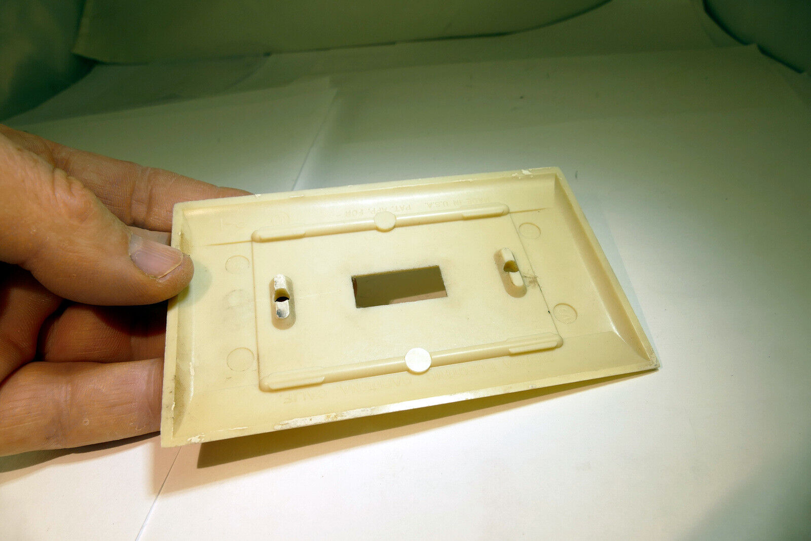 1-Port Switch Plastic Wall Plate - Ivory single toggle