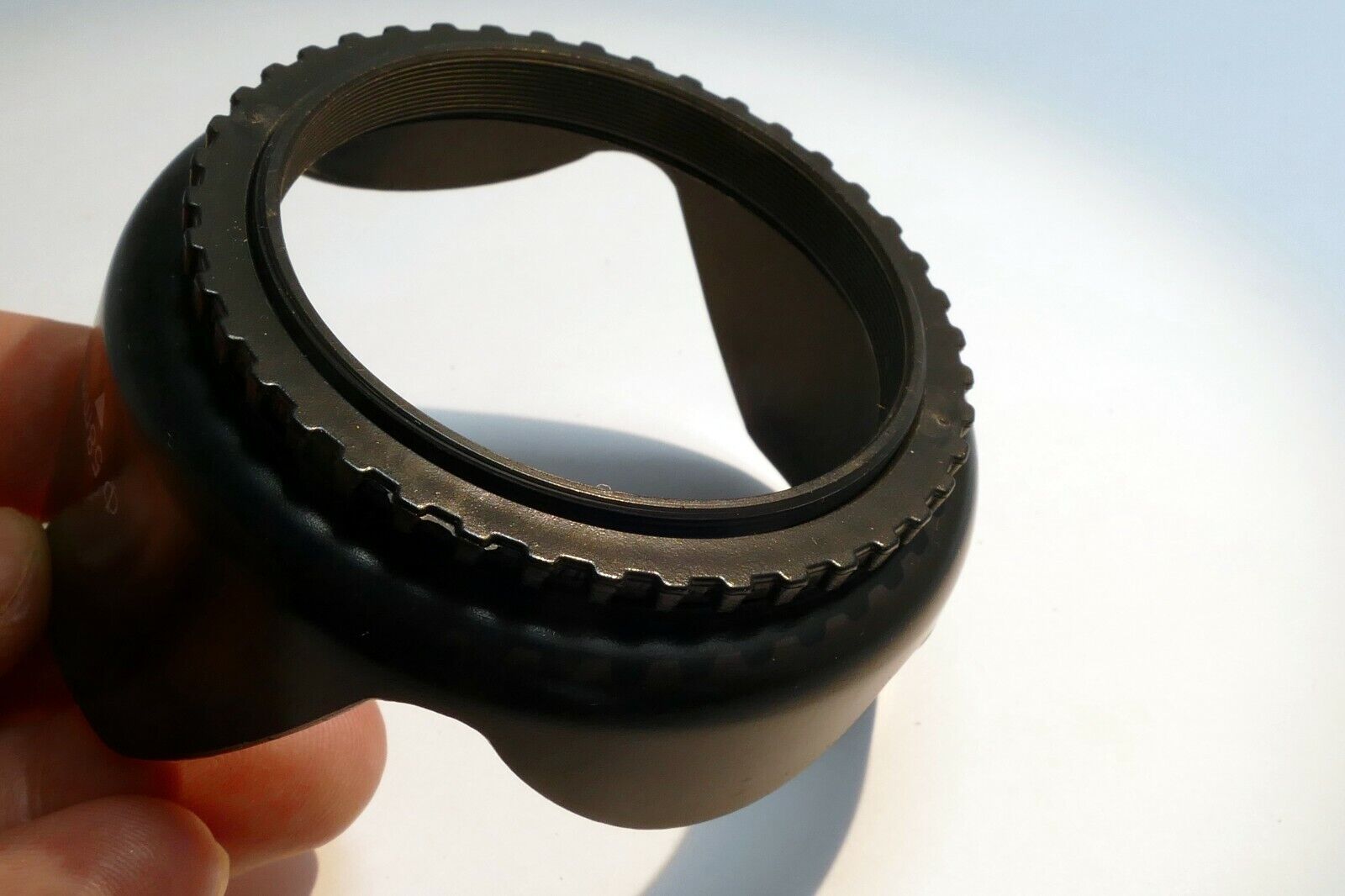 Plastic Petal shaped 58mm Lens hood Shade screw in type for 18-55mm IS