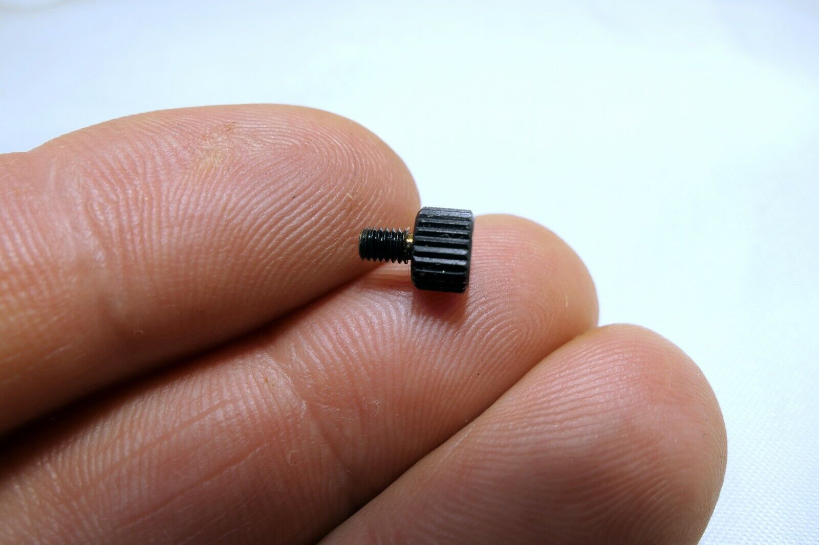 2.5mm Vicon 75mm f1.8 C-mount LENS Focus ring lock stop screw