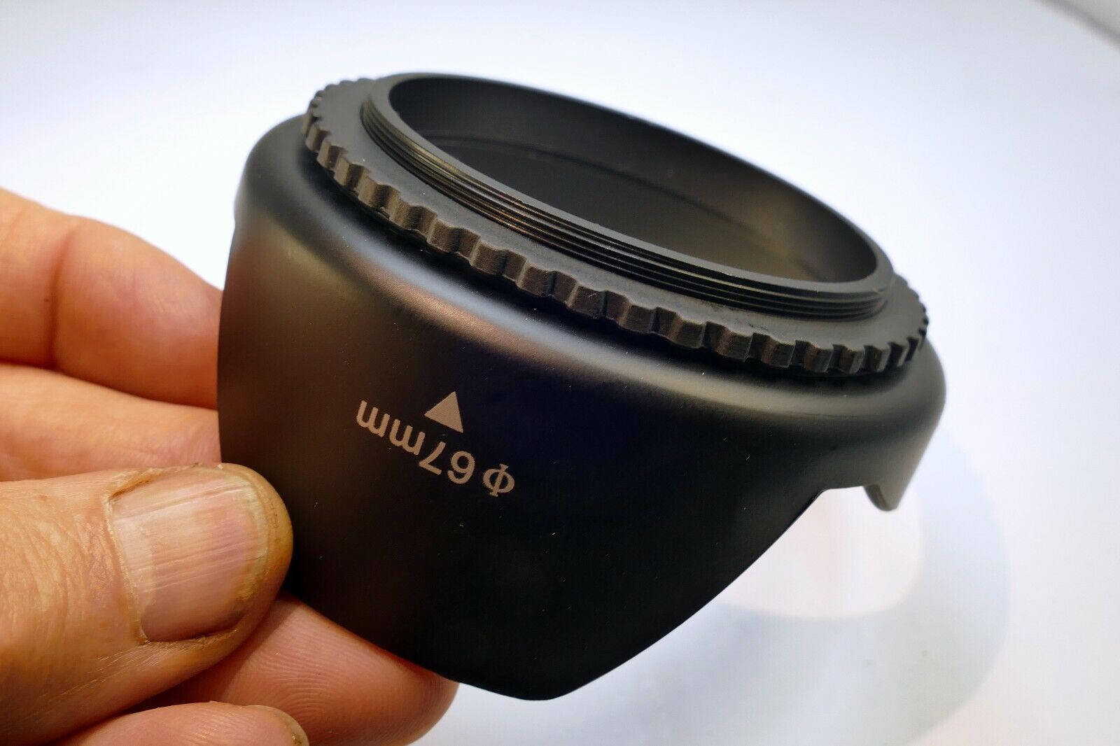 67mm Screw in Petal Lens Hood Shade for 18-200mm lens
