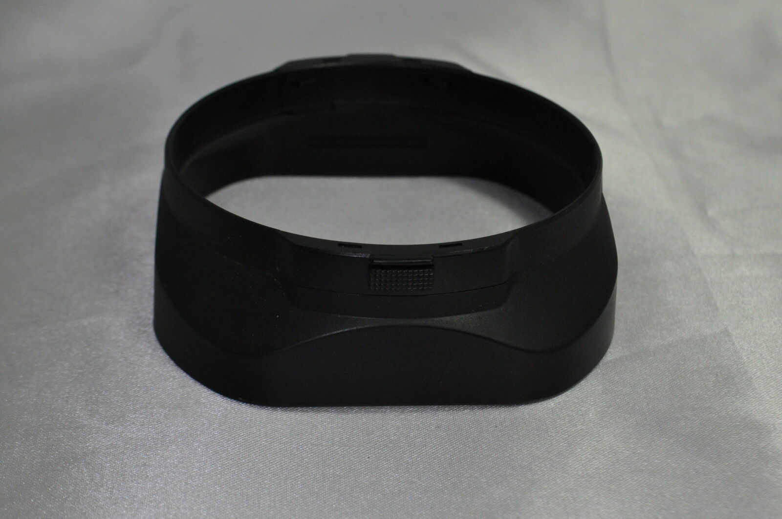 Clip on Type Plastic Lens Hood 72.7mm (not sure what brand)