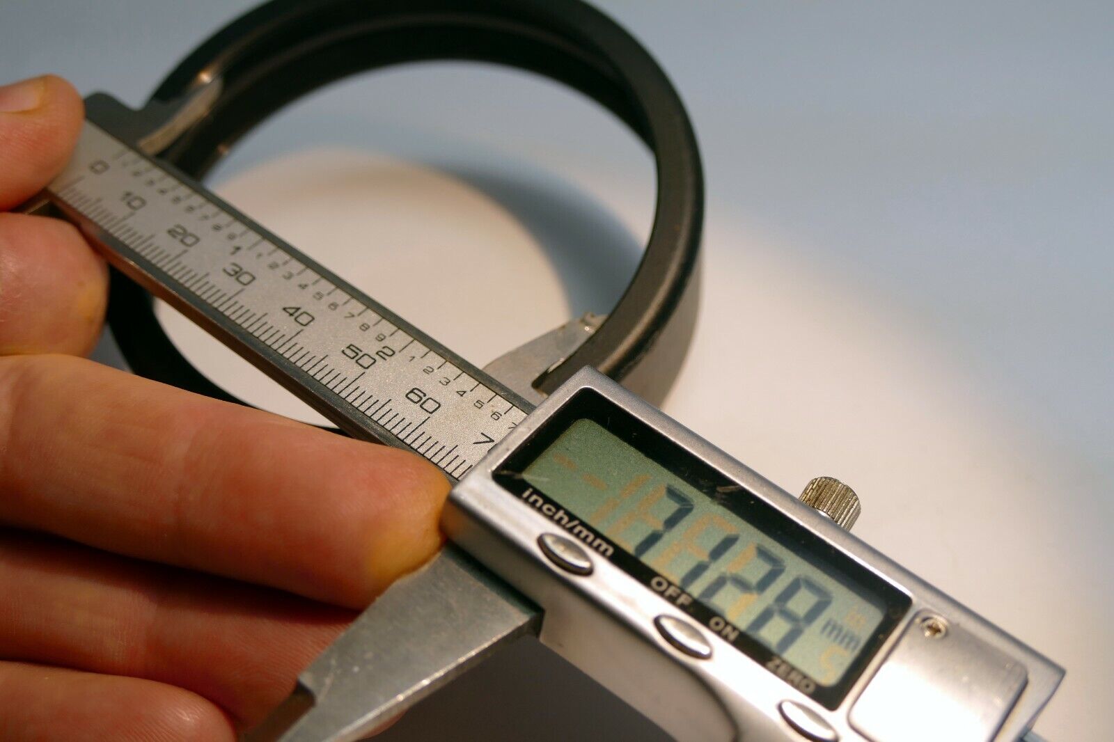 72mm screw in Metal Lens Hood female threads - 81mm ID