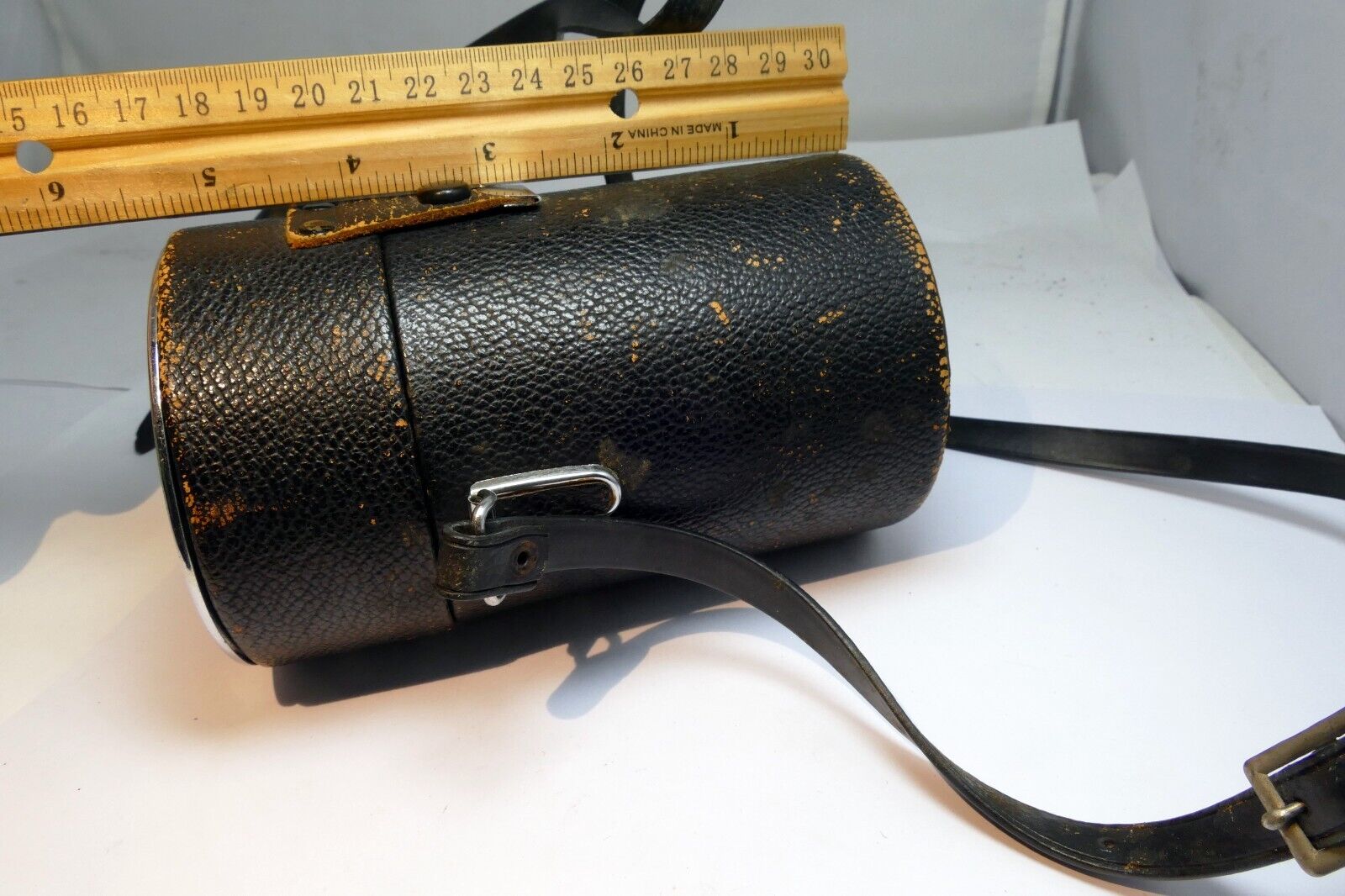 Vivitar  Lens Hard Case  will fit  135mm f2.8 prime lens