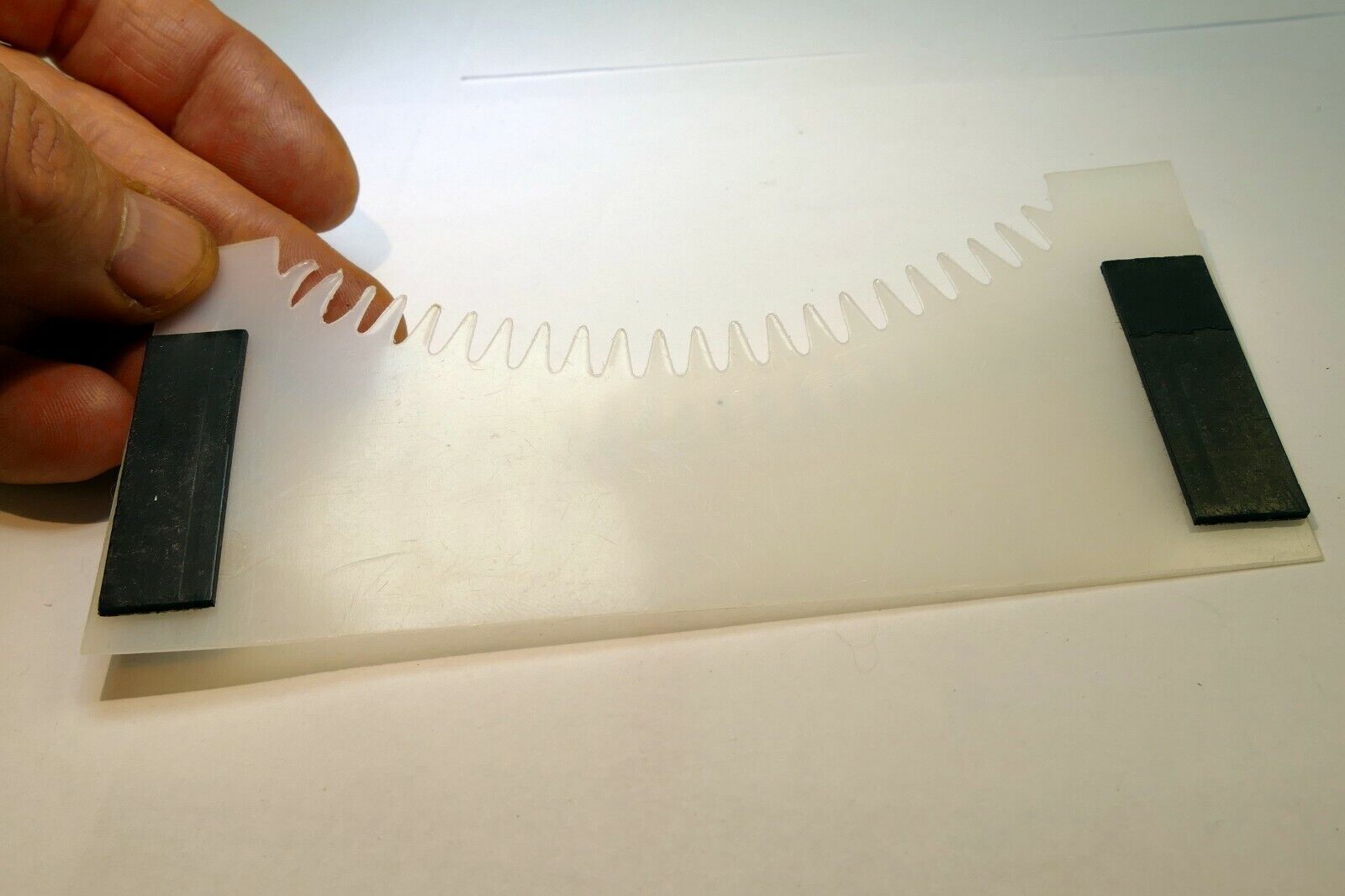 Lindahl Vignette White Mask 2.5X5" Serrated Bottom Arc magnetic frame